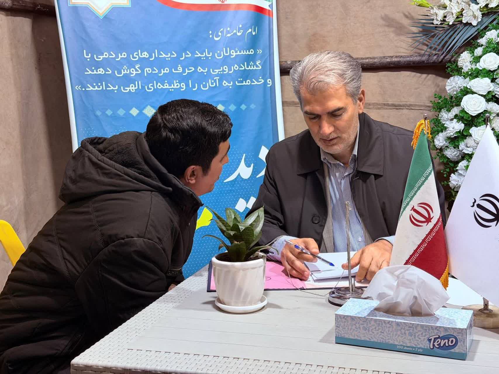 💢میز خدمت فرمانداری شهرستان سلماس با هدف رسیدگی مستقیم به مطالبات مردمی و تقویت ارتباط بی‌واسطه مسئولان با شهروندان در خیابان امام این شهرستان برپا شد