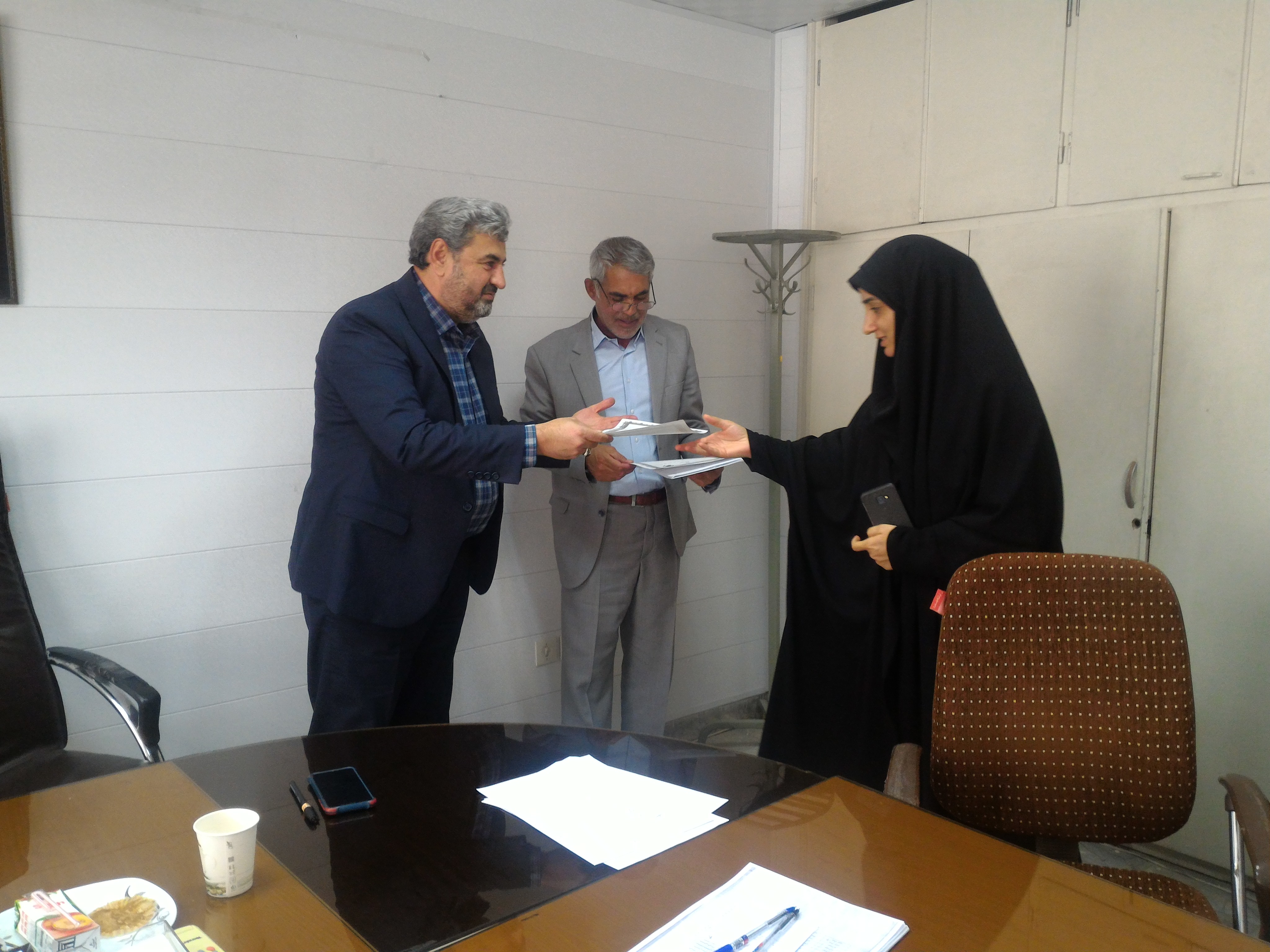 تجلیل از کارمندان ایثارگر فرمانداری