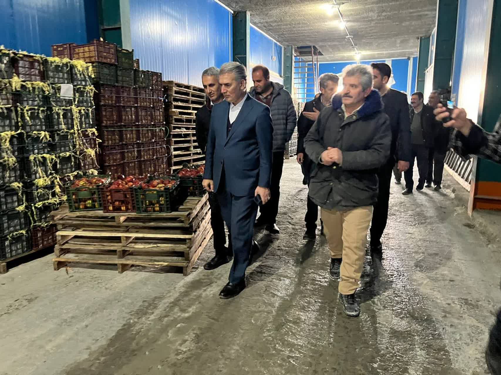 🔰بازدید فرماندار سلماس از واحد سورت و بستهبندی سیب در روستای هفتوان