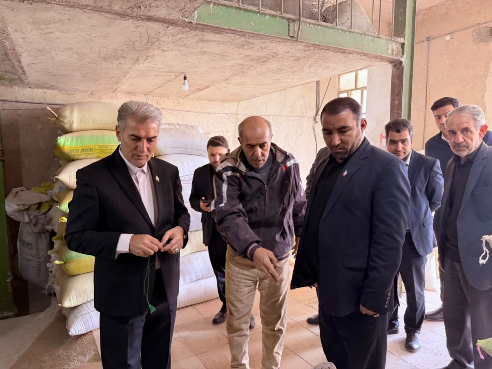 بازدید کارگروه رفع موانع تولید از کارخانه آرد سبوس‌دار سلماس؛ گره مشکلات باز شد