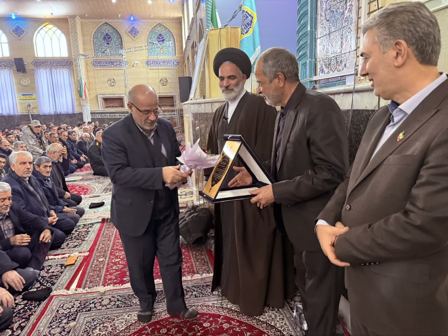 تجلیل از فرماندار و اعضای شورای تأمین شهرستان سلماس در آیین عبادی سیاسی نماز جمعه