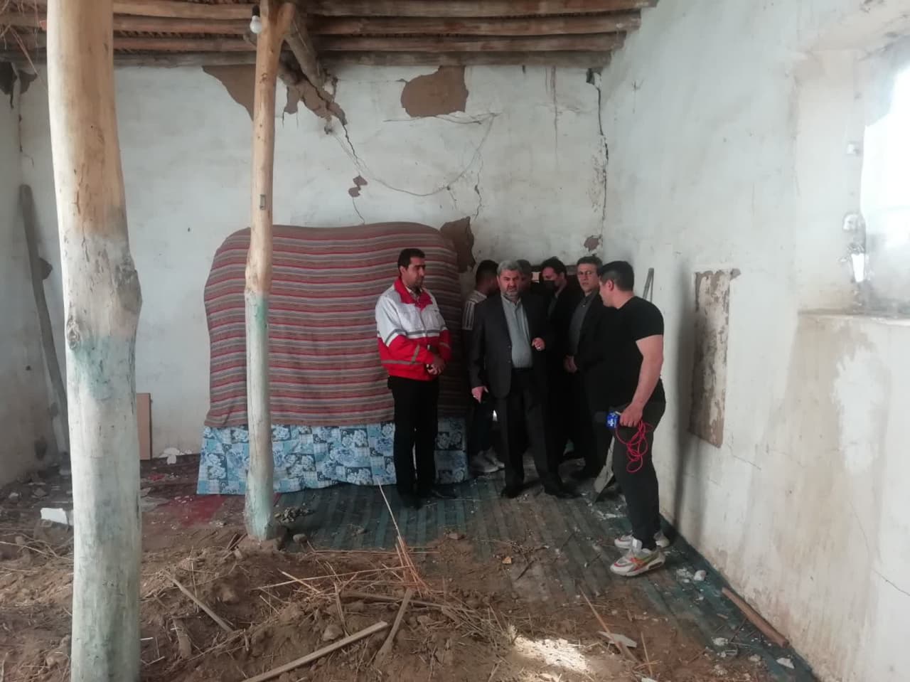 بازدید فرماندار از مناطق زلزله زده شهرستان سلماس