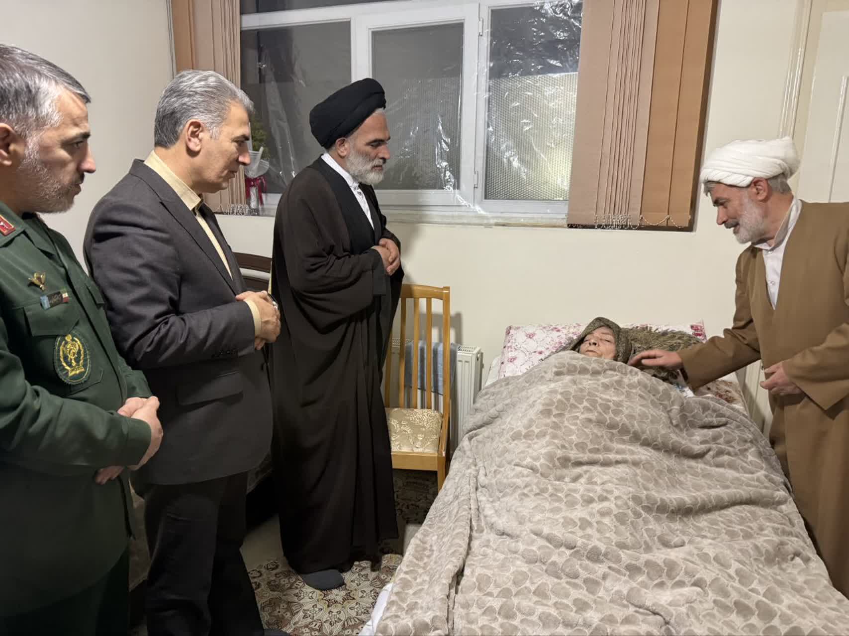 تجلیل مسئولان سلماس از والدین معزز شهید «علی بابا»