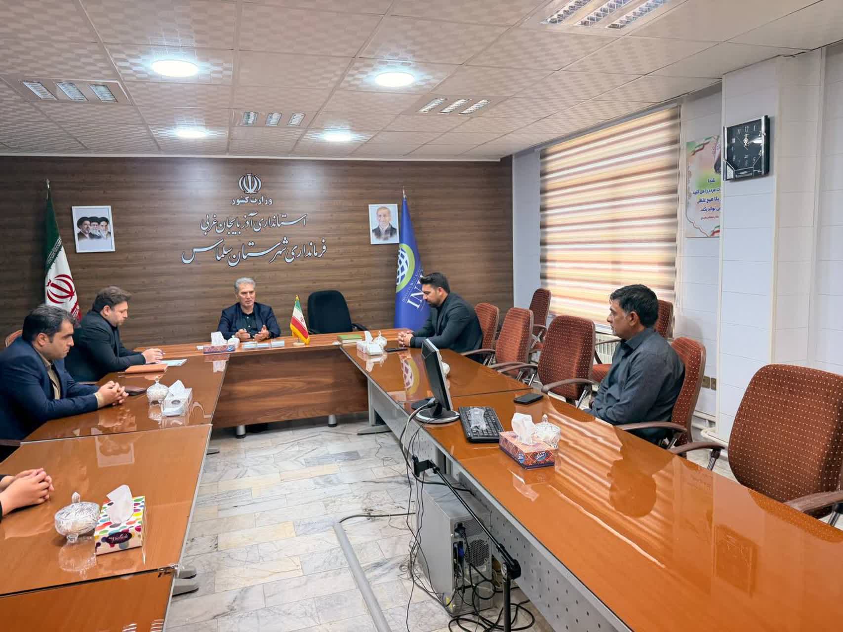 🔹نشست بررسی روند احداث دومین نیروگاه خورشیدی شهرستان سلماس با حضور فرماندار، بخشدار مرکزی، رؤسای ادارات برق و منابع طبیعی و دهیاران روستاهای دارای ظرفیت اجرای این طرح، در سالن جلسات شهید سلیمانی فرما
