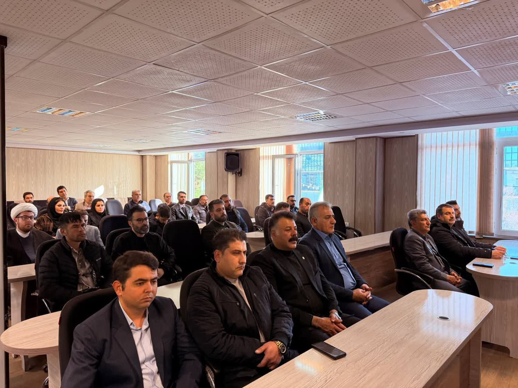 🔹 جلسه توجیهی نامزدهای انتخابات هفتمین دوره شوراهای اسلامی شهرهای سلماس و تازهشهر به ریاست علائی فرماندار شهرستان سلماس و با حضور دادستان عمومی و انقلاب، اعضای هیأت اجرایی و هیأت نظارت در سالن شهید