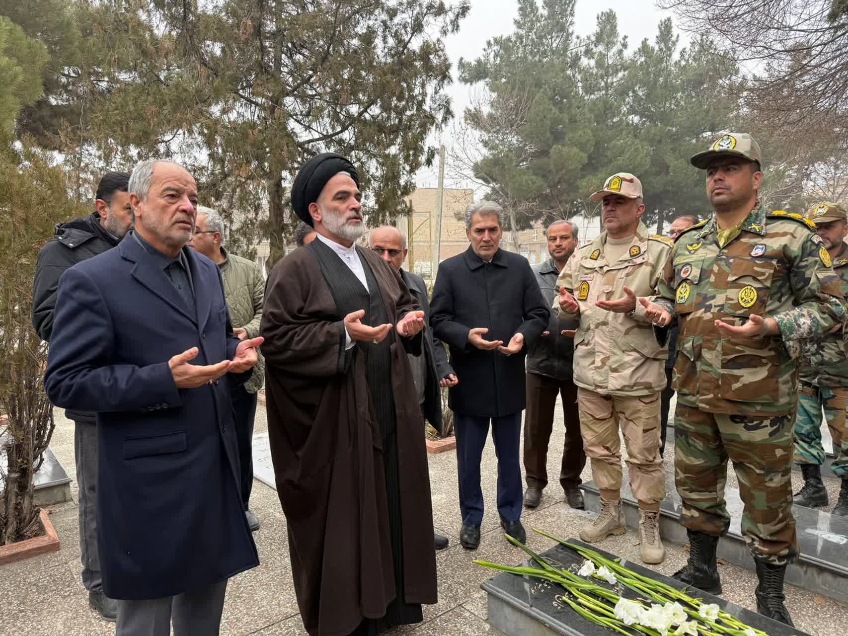 مراسم عطرافشانی قبور مطهر شهدا و گرامیداشت یاد و خاطره شهدای غریب اسارت سلماس برگزار شد.