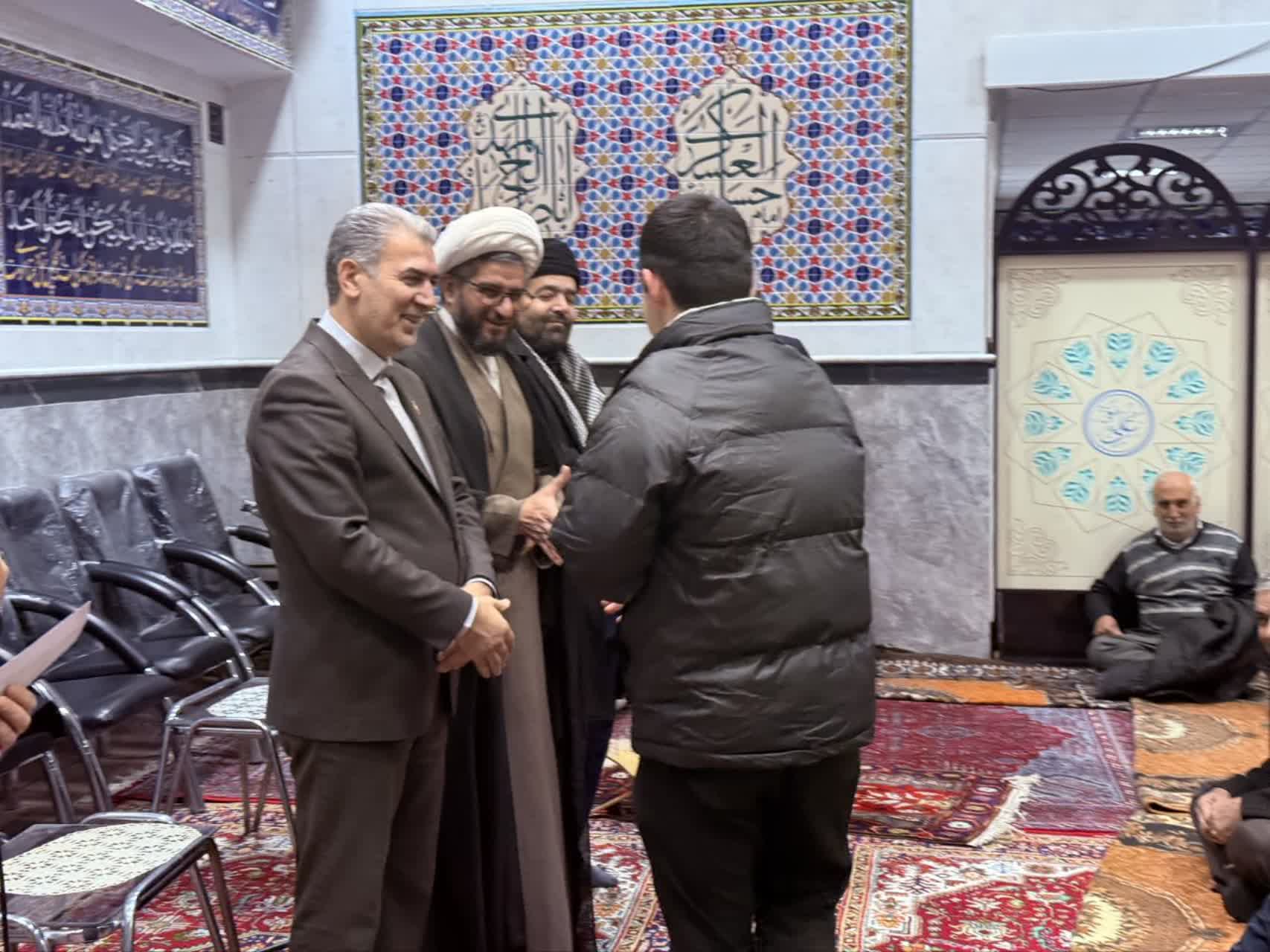 🔹️فرماندار سلماس در مراسم نماز جماعت مسجد حضرت علی‌اصغر (ع) حاضر شد و با ایراد سخنرانی، از بسیجیان پایگاه شهید شجاعی تجلیل کرد