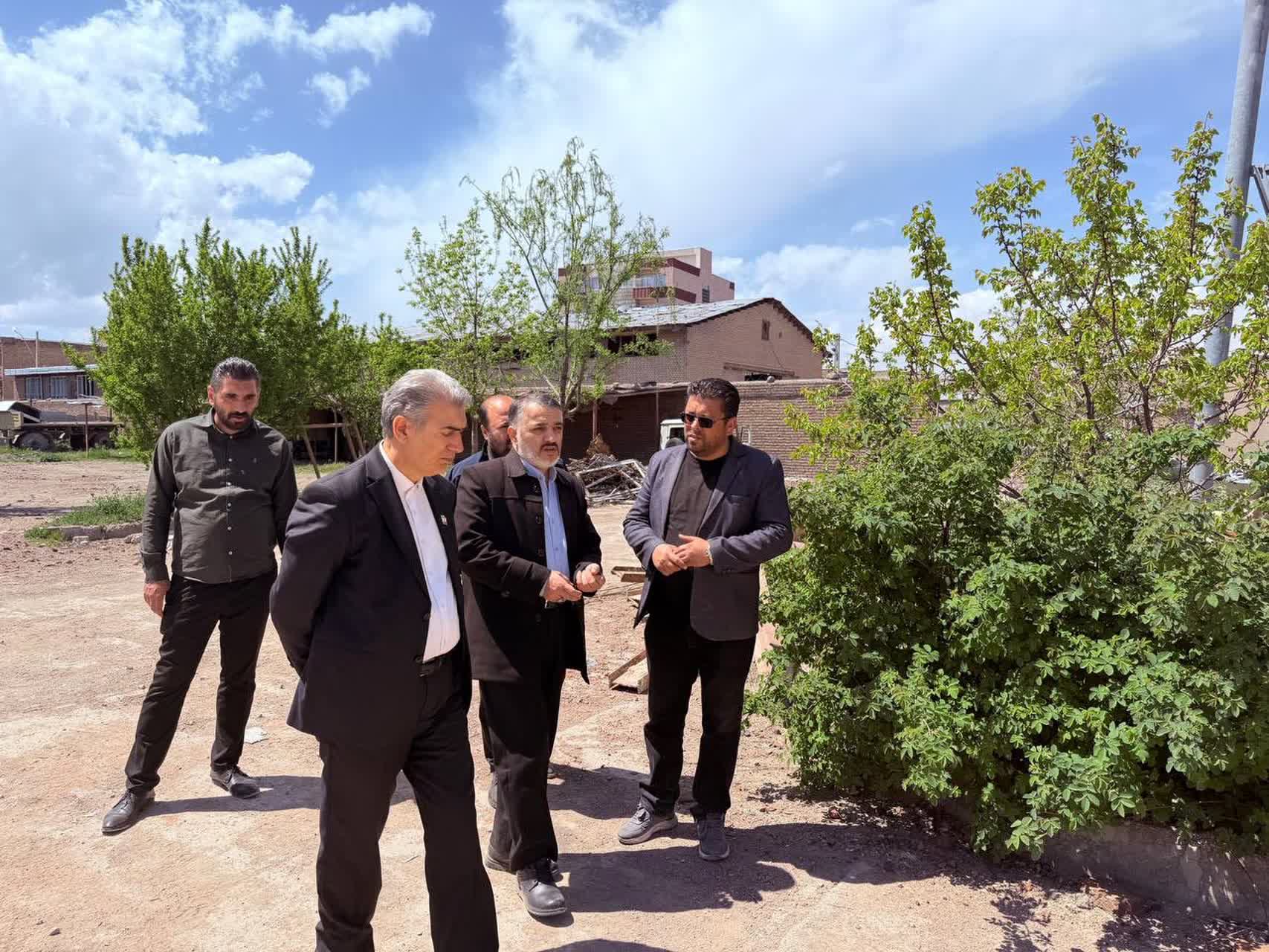 فرماندار شهرستان سلماس به‌همراه فرمانده سپاه پاسداران انقلاب اسلامی این شهرستان از یکی از واحدهای نظامی آسیب‌دیده در جریان جنگ تحمیلی سوم بازدید کردند.