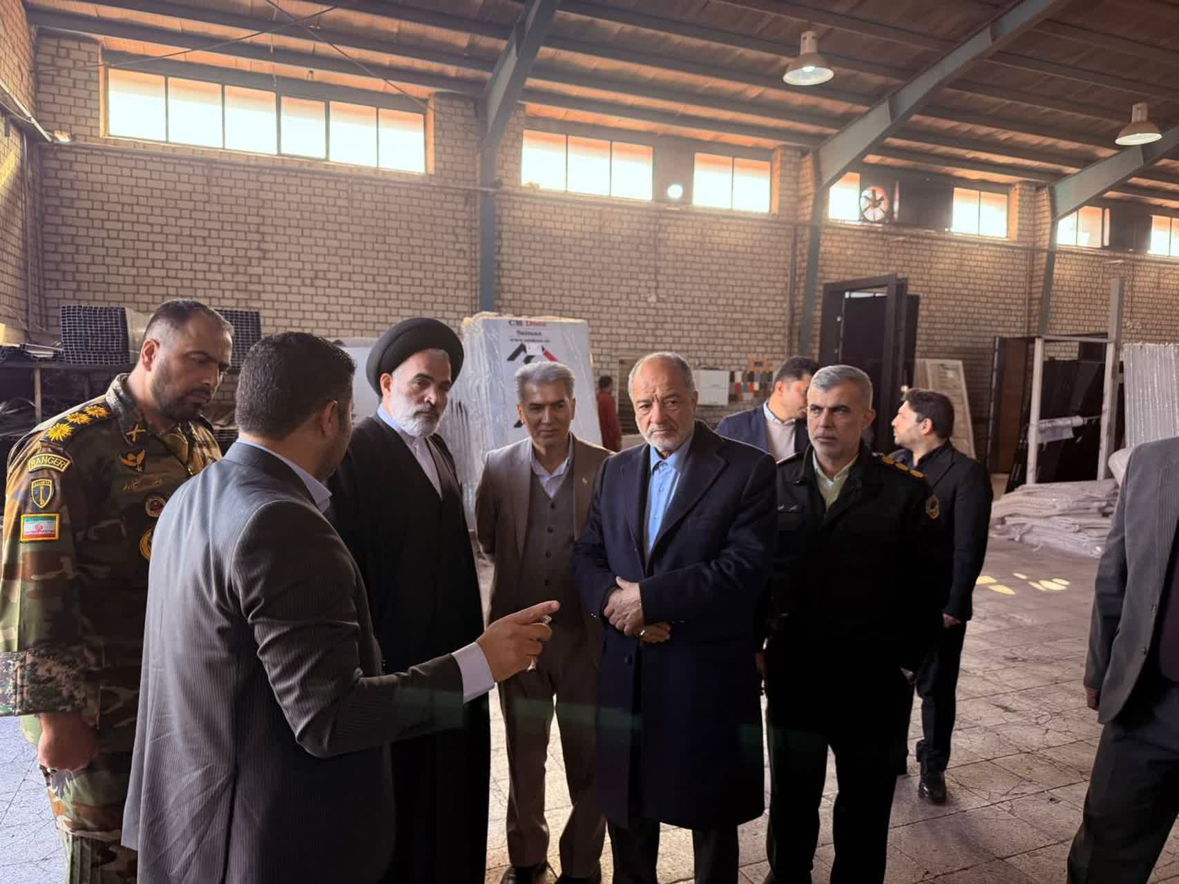 ازدید فرماندار شهرستان سلماس به همراه امام جمعه محترم و نماینده مردم شریف سلماس در مجلس شورای اسلامی از واحدهای تولیدی مستقر در شهرک صنعتی سلماس