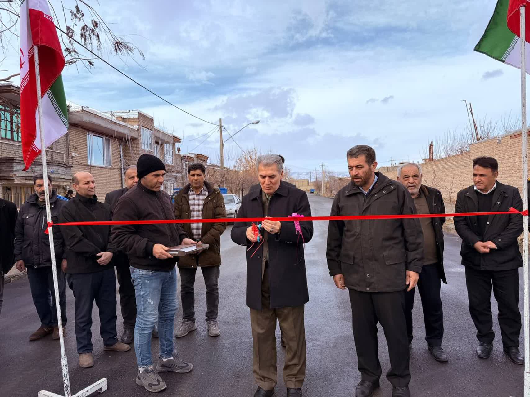 چهل و هفتمین فجر پیروزی🇮🇷  🔹به مناسبت دهه مبارک فجر انقلاب اسلامی پروژه‌های عمرانی شهرداری تازه‌شهر با حضور مسئولان شهرستانی افتتاح و به بهره‌برداری رسید.