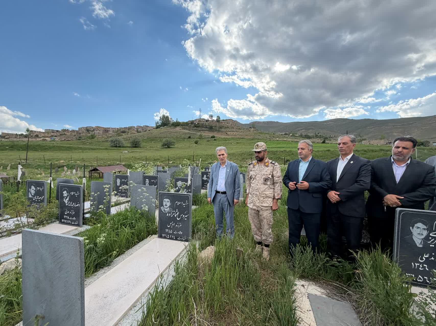 فرماندار شهرستان سلماس با حضور در گلزار شهدای روستای دلزی مرکز دهستان شپیران از توابع بخش کوهسار به مقام شامخ شهدای این روستای شهیدپرور ادای احترام کرد.