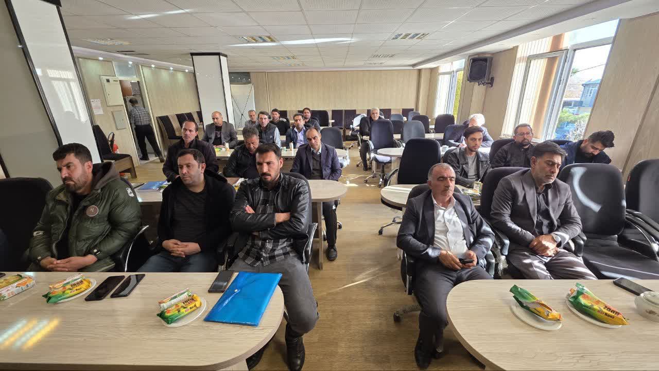 نشست مشورتی دهیاران بخش مرکزی سلماس و تجلیل از عوامل اجرایی جشنواره «طلای خندان»