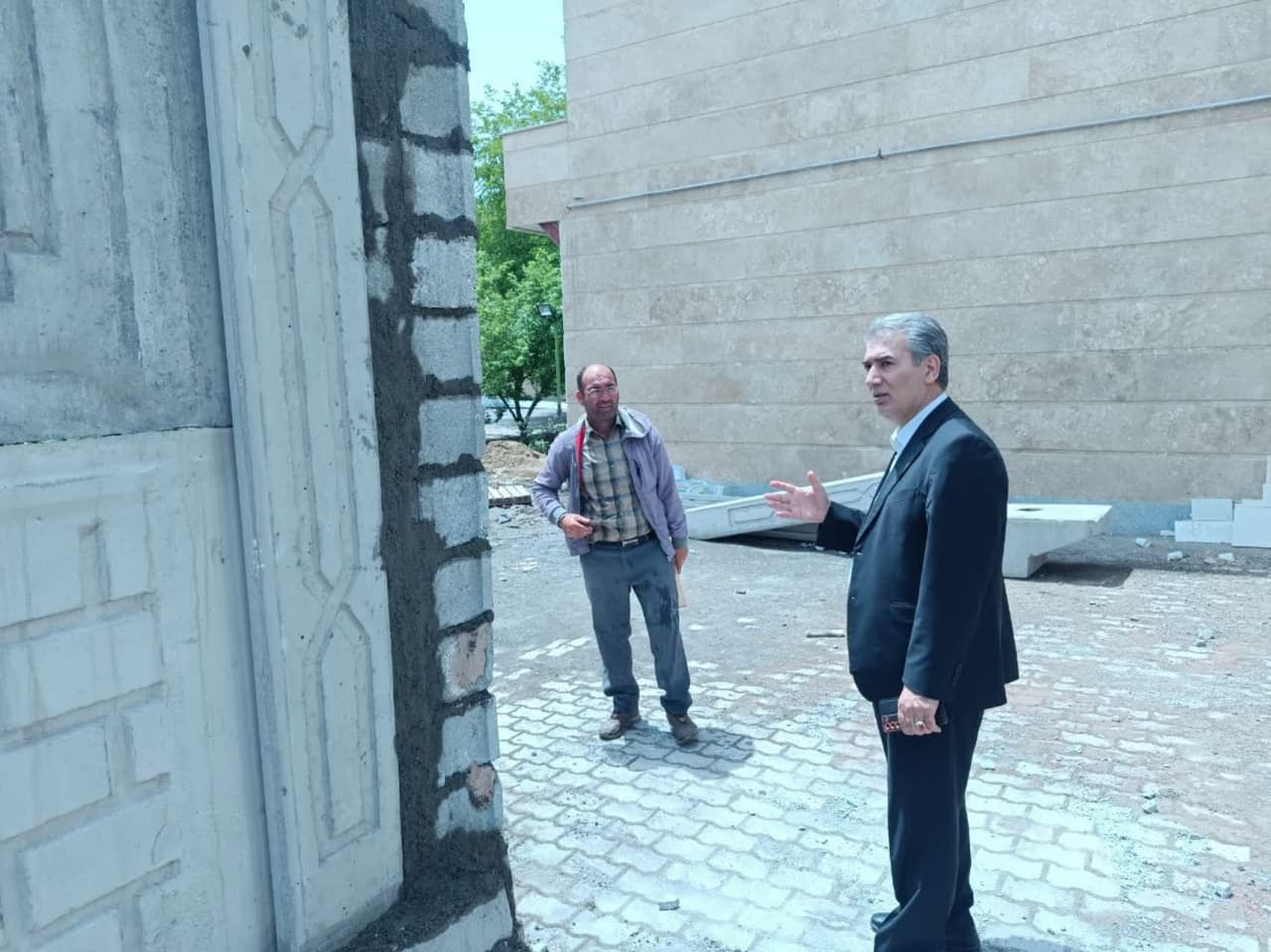 بازدید فرماندار از روند ساخت دیوار حفاظتی در محوطه فرمانداری