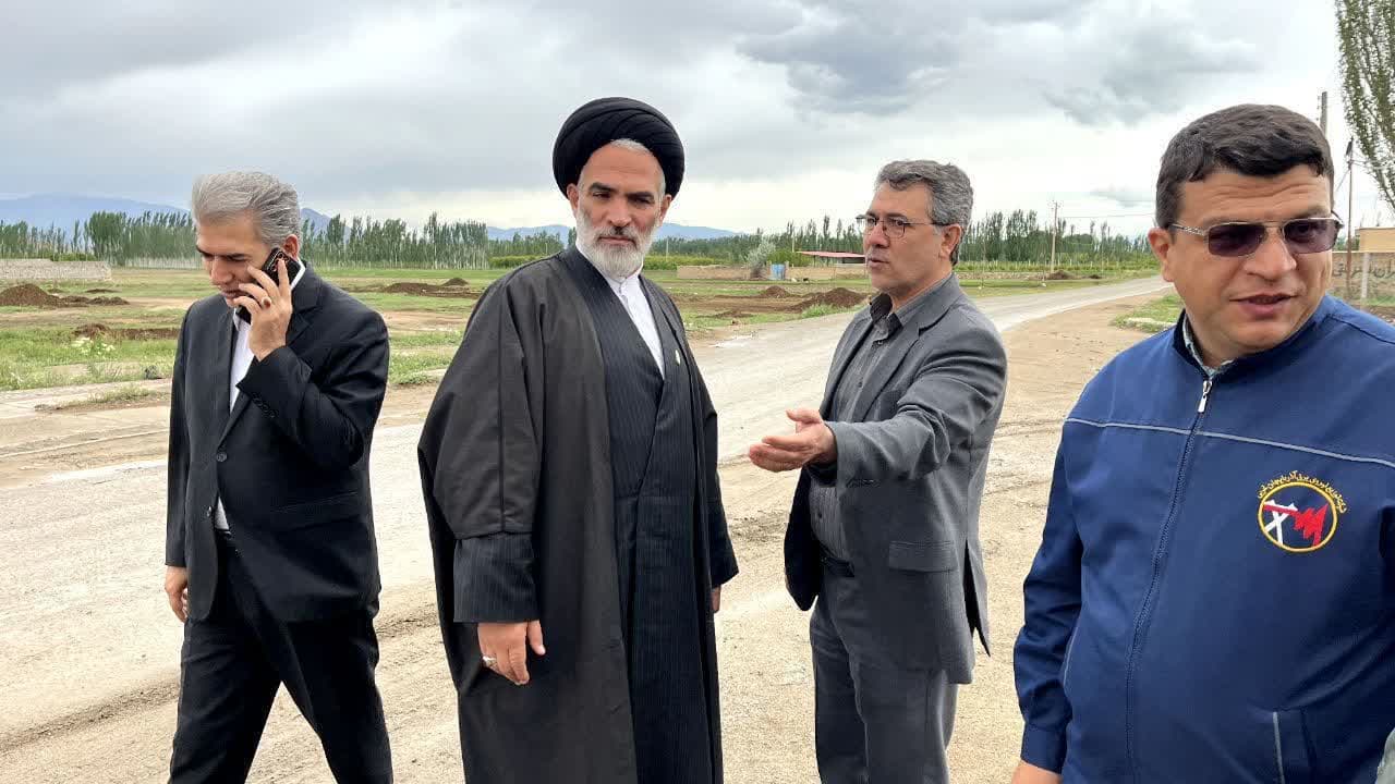 🔺️بازدید میدانی فرماندار سلماس از روستای کنگرلو جهت جابجایی تیرهای برق و آمادهسازی آسفالت معابر