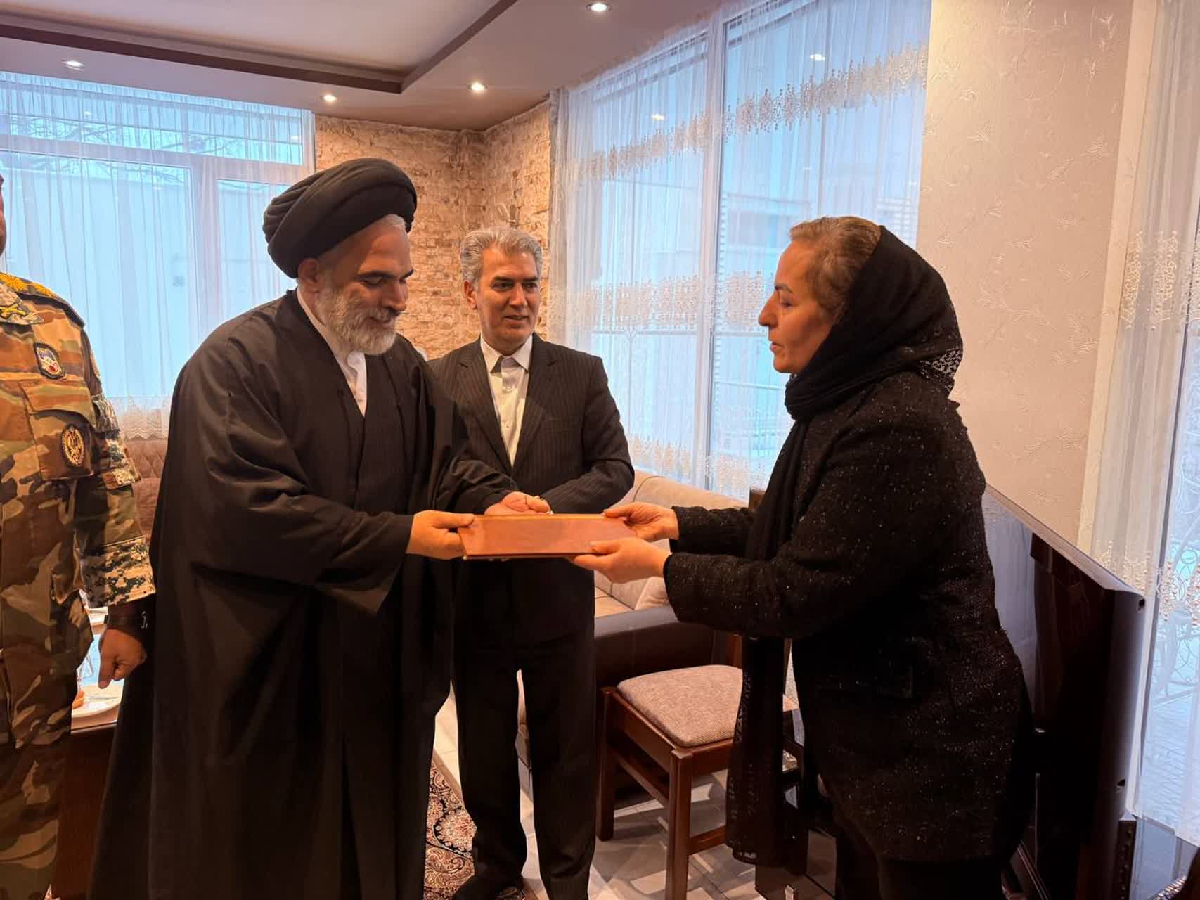 دیدار فرماندار شهرستان سلماس با خانواده جانباز سرافراز مسیحی در آستانه سال نو میلادی