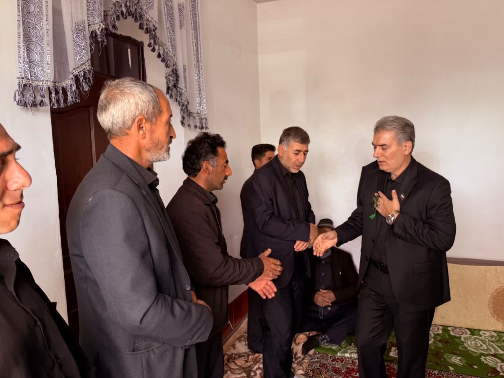 فرماندار شهرستان سلماس با حضور در منزل خانواده شهید مکرم عظیمی از آنان دلجویی کرد.