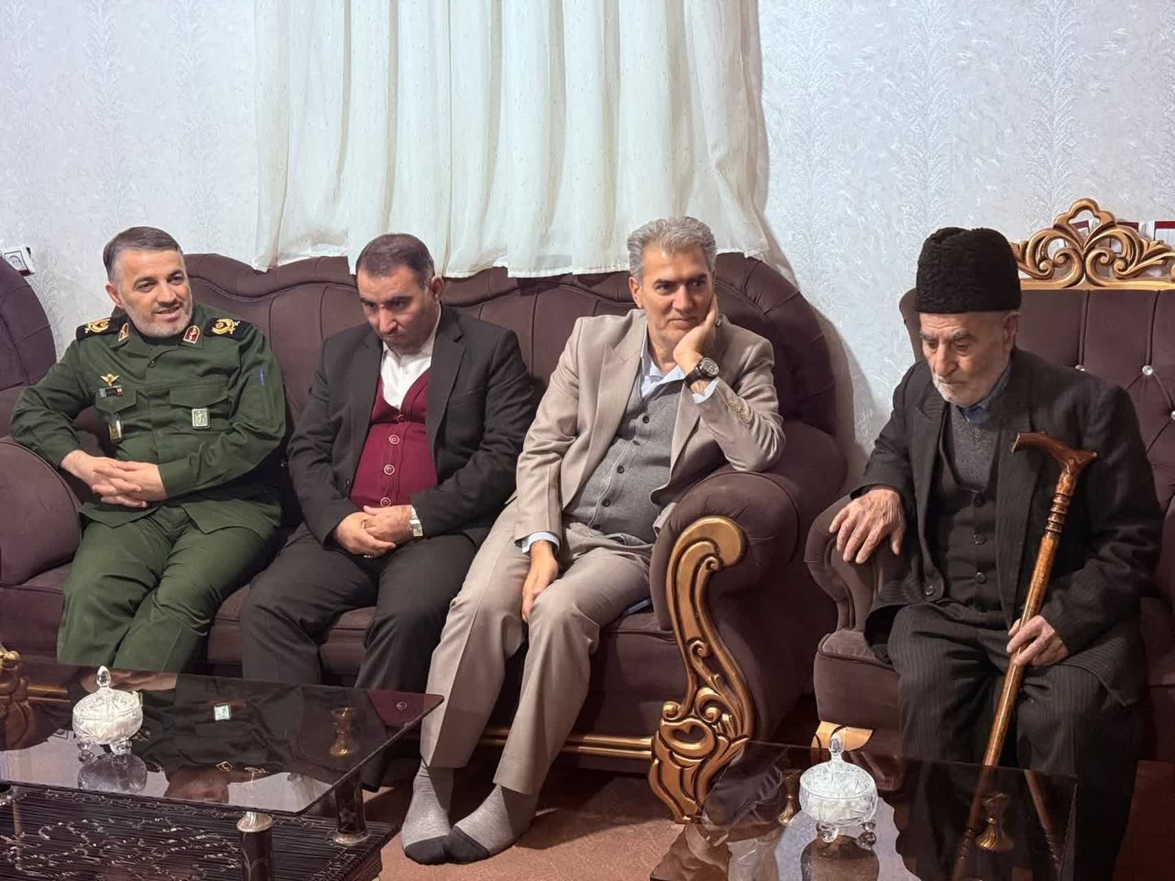دیدار فرماندار و اعضای شورای تأمین شهرستان سلماس با جانباز سرافراز محمد کرمی قرهقشلاقی
