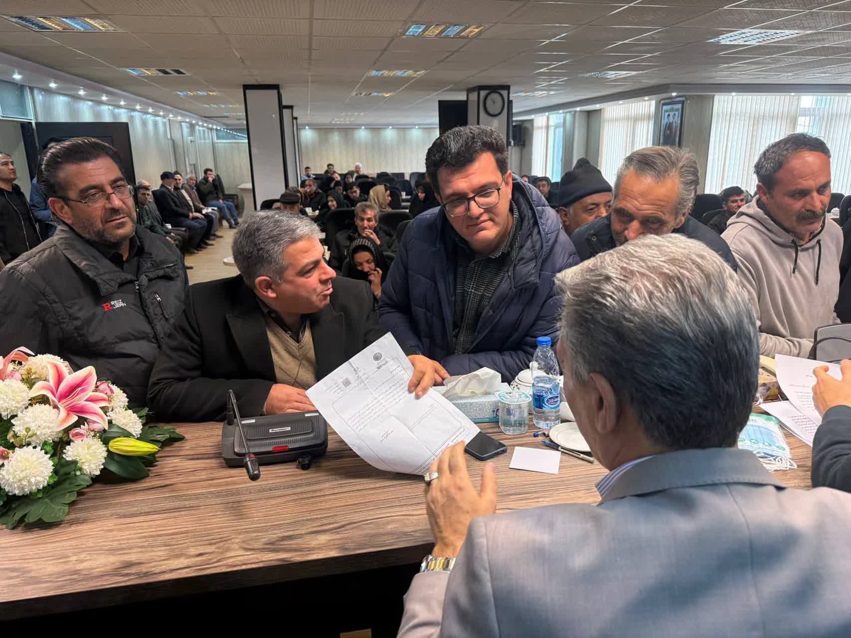 ملاقات مردمی فرماندار سلماس؛ شنیدن دغدغه‌های مردم در پنج ساعت مستقیم