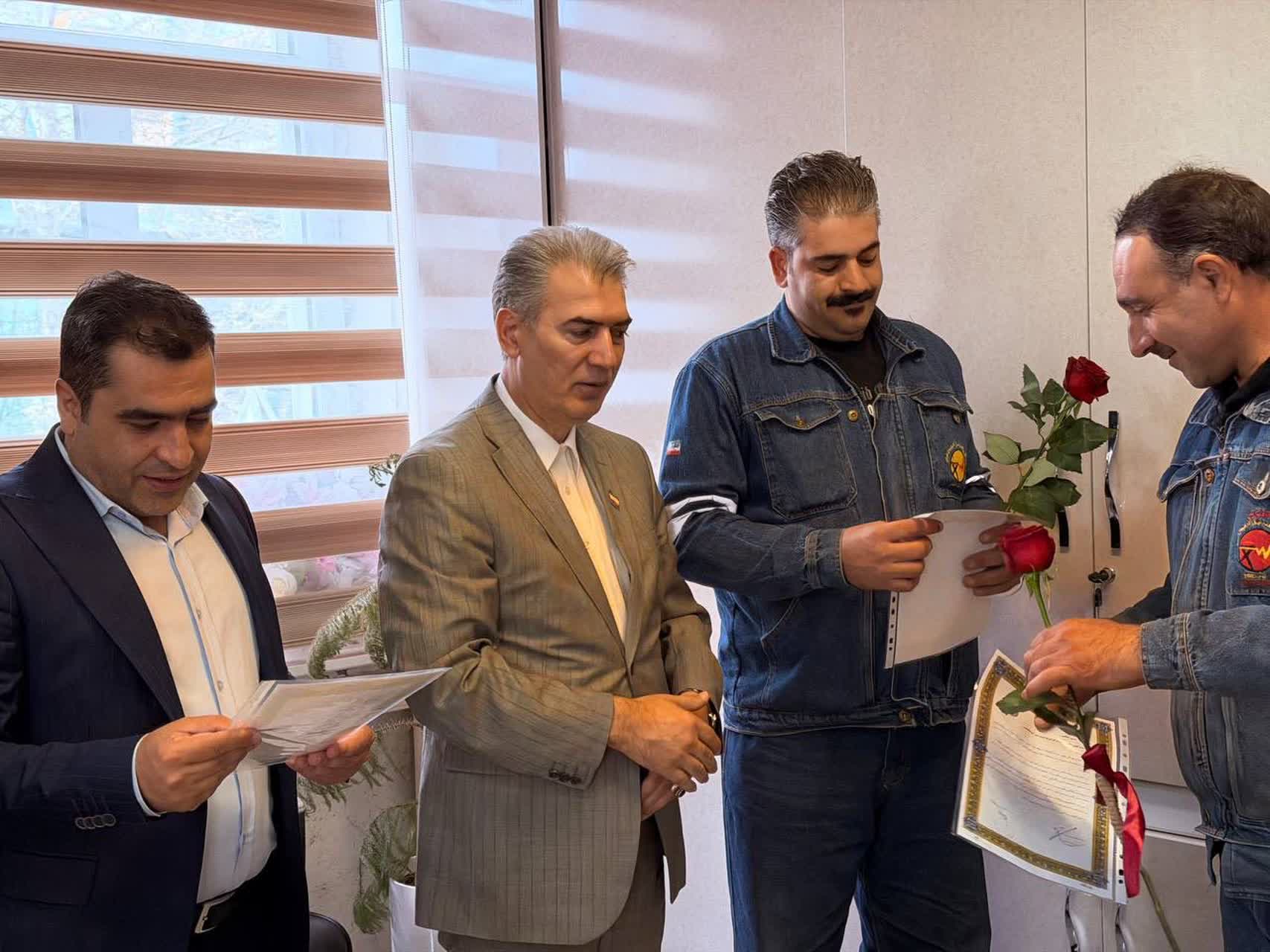 به مناسبت روز جهانی سیمبان  آیین تجلیل از سیمبانان مدیریت توزیع نیروی برق شهرستان سلماس با حضور فرماندار برگزار شد