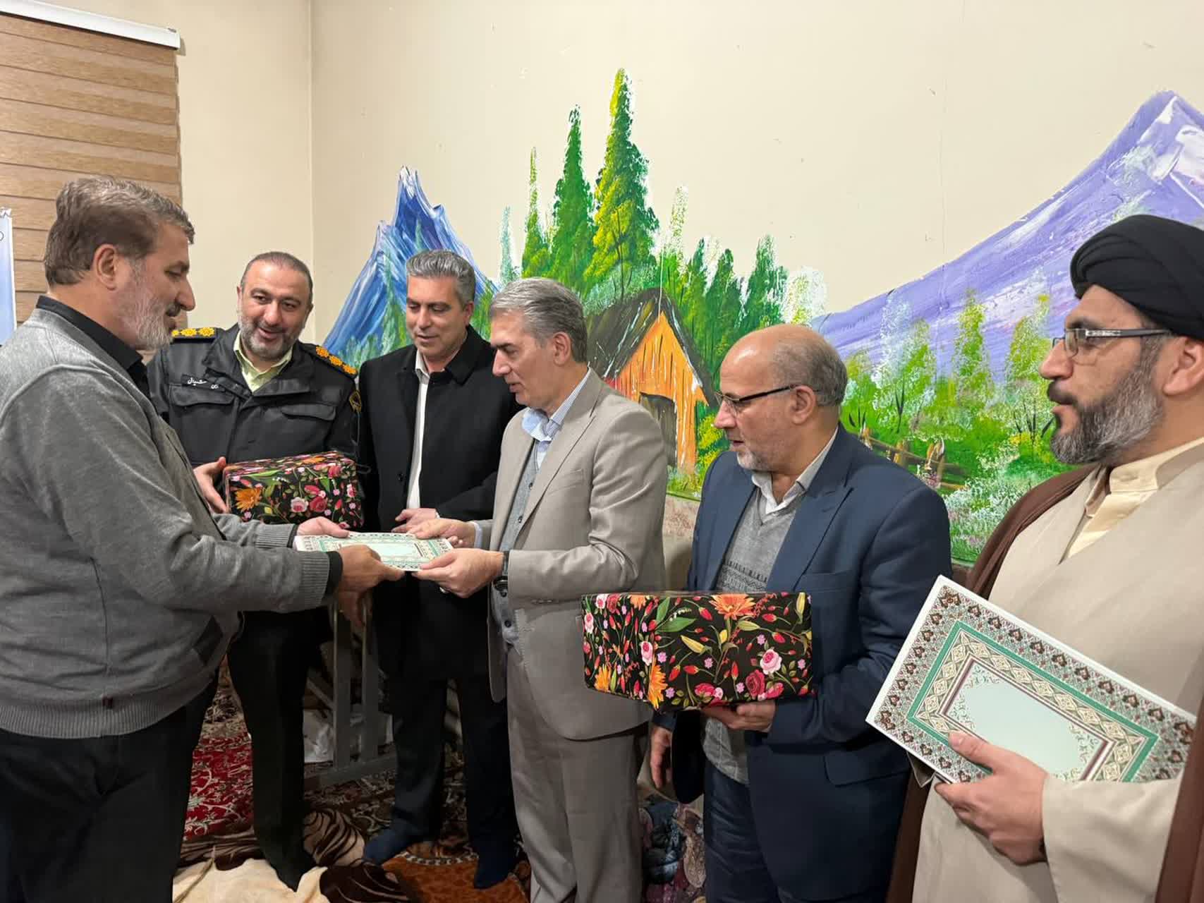 همنشینی یلدایی دانشآموزان ابوذر و آغاز توزیع 2000 بسته یلدایی در سلماس