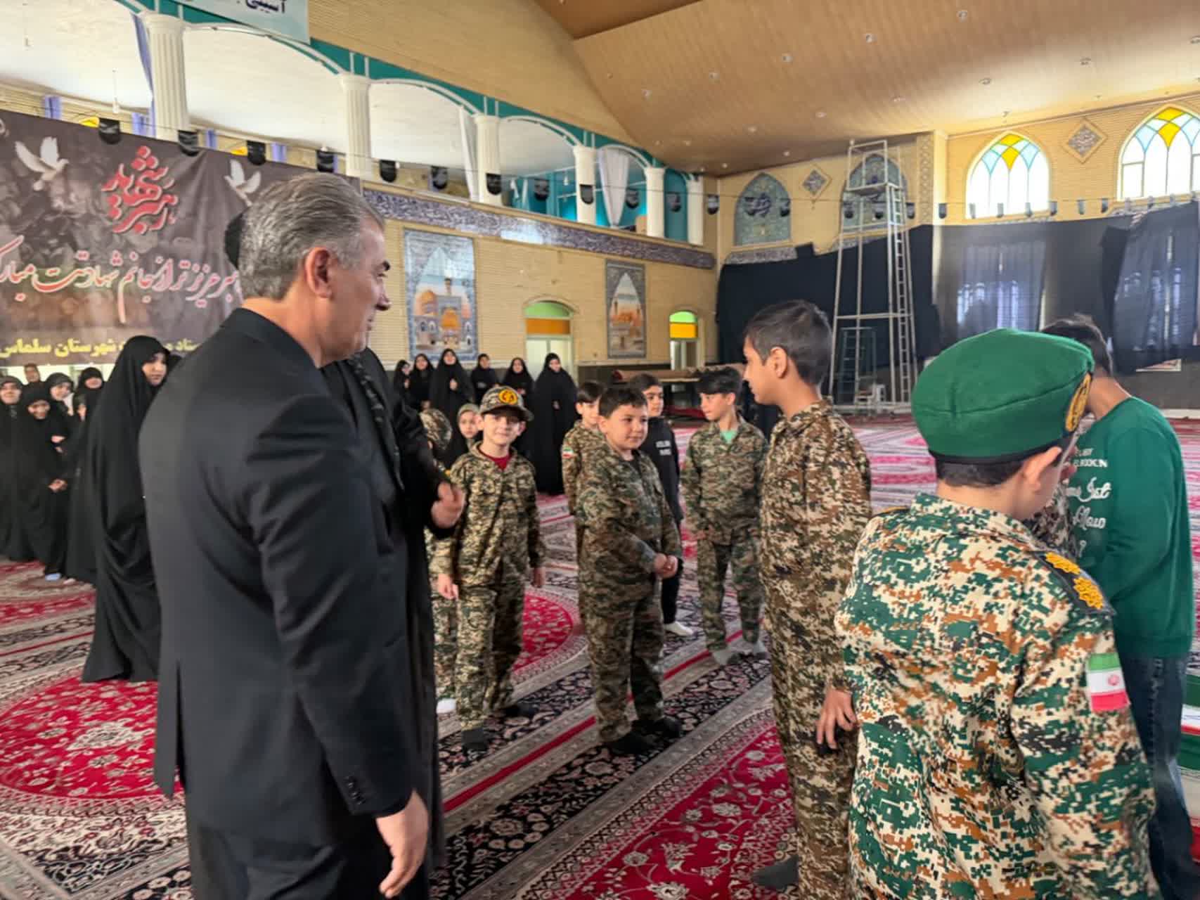 حجت‌الاسلام والمسلمین طباطبایی امام جمعه و علائی فرماندار شهرستان سلماس با حضور در محل تمرین گروه‌های سرود شهرستان از نزدیک در جریان روند فعالیت این گروه‌ها قرار گرفتند و با اعضای آن‌ها دیدار و گفت‌وگ