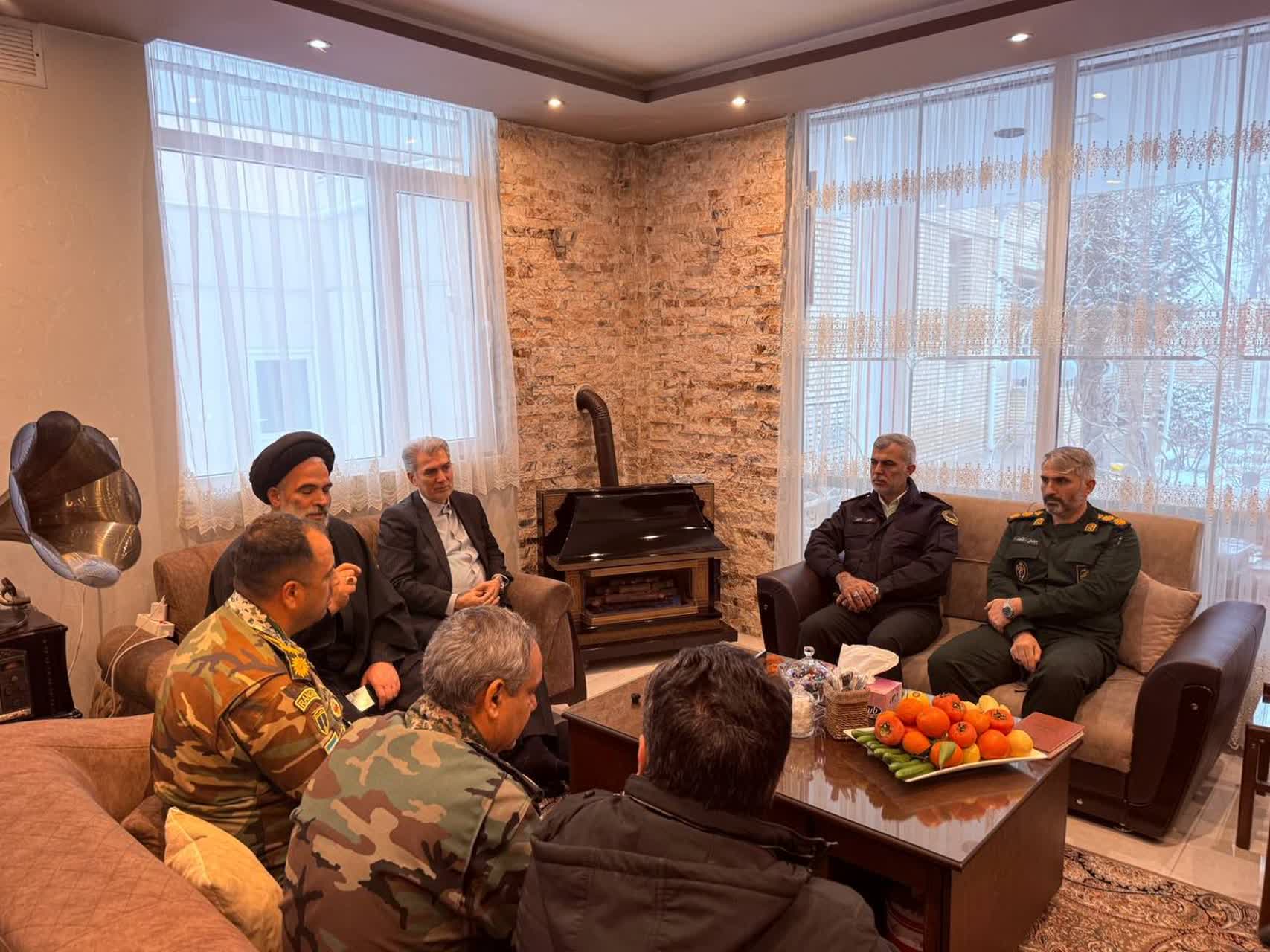 دیدار فرماندار شهرستان سلماس با خانواده جانباز سرافراز مسیحی در آستانه سال نو میلادی