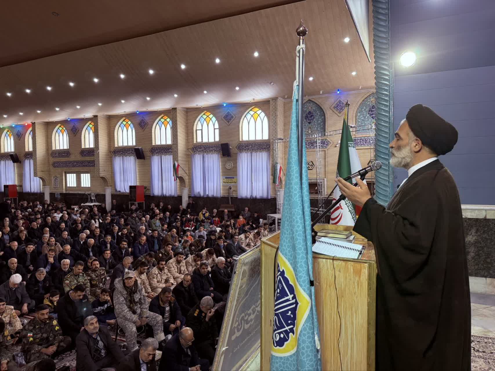 تجلیل از فرماندار و اعضای شورای تأمین شهرستان سلماس در آیین عبادی سیاسی نماز جمعه