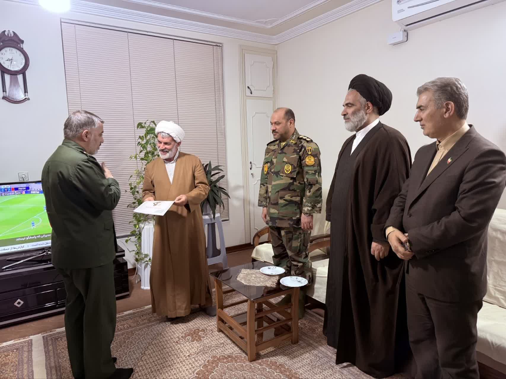 تجلیل مسئولان سلماس از والدین معزز شهید «علی بابا»