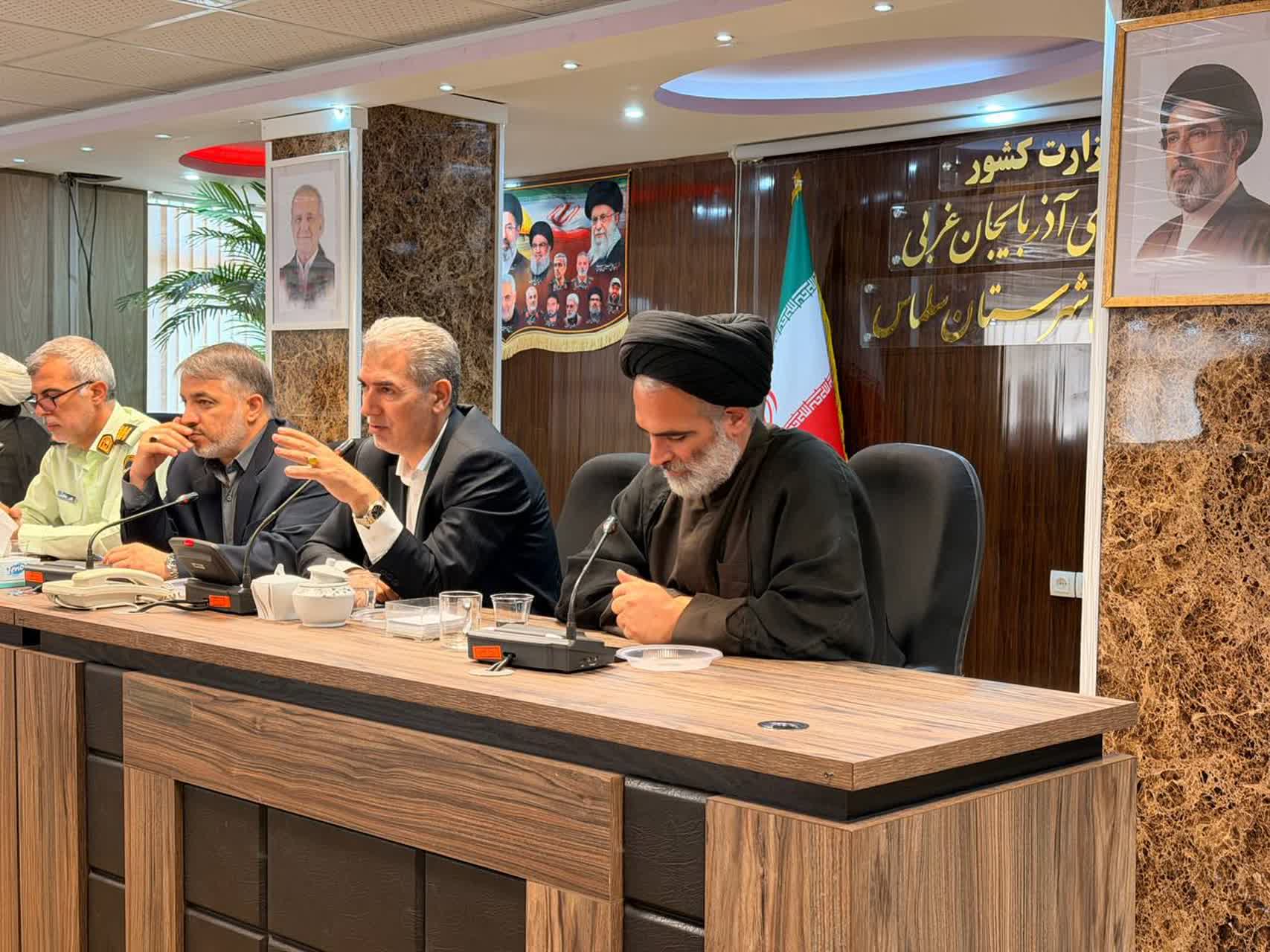 فرماندار، امام جمعه و اعضای شورای تامین شهرستان سلماس در آستانه فرارسیدن ماه محرم در نشستی با هیئت امنای مساجد، مسئولان هیئتهای عزاداری و مداحان، آخرین هماهنگیهای لازم برای برگزاری آیینهای سوگواری