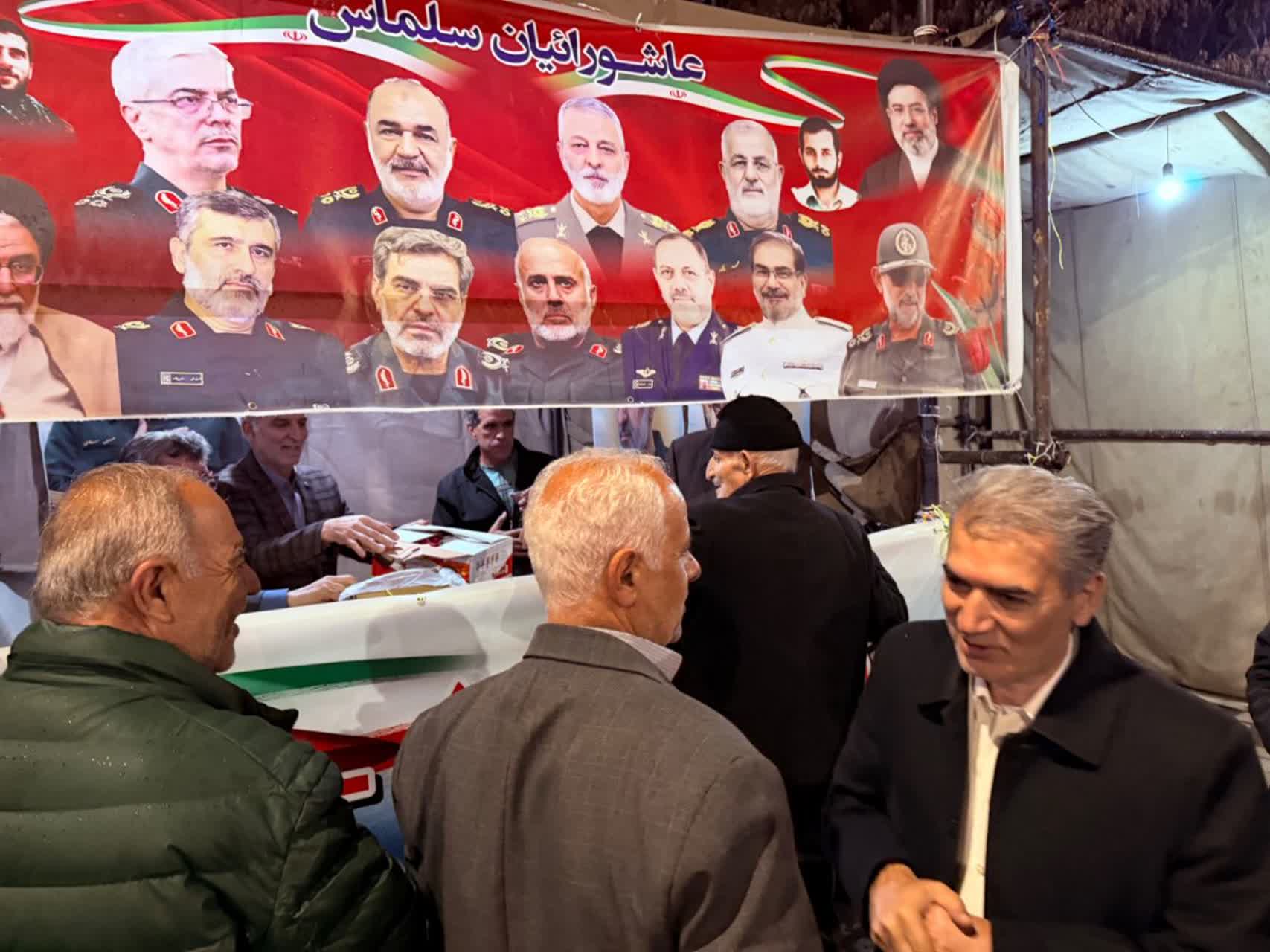 حضور فرماندار شهرستان سلماس در مواکب مستقر در محل بیعت مردم سلماس با رهبر انقلاب و نیروهای مسلح