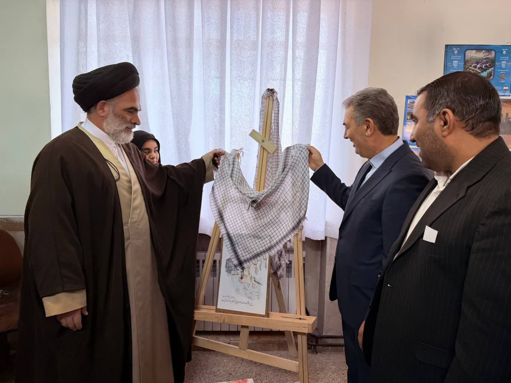 آیین افتتاح نمایشگاه تولیدات صنایع دستی دانش‌آموزان هنرستان حضرت آمنه(س) به مناسبت دهه فجر برگزار شد.