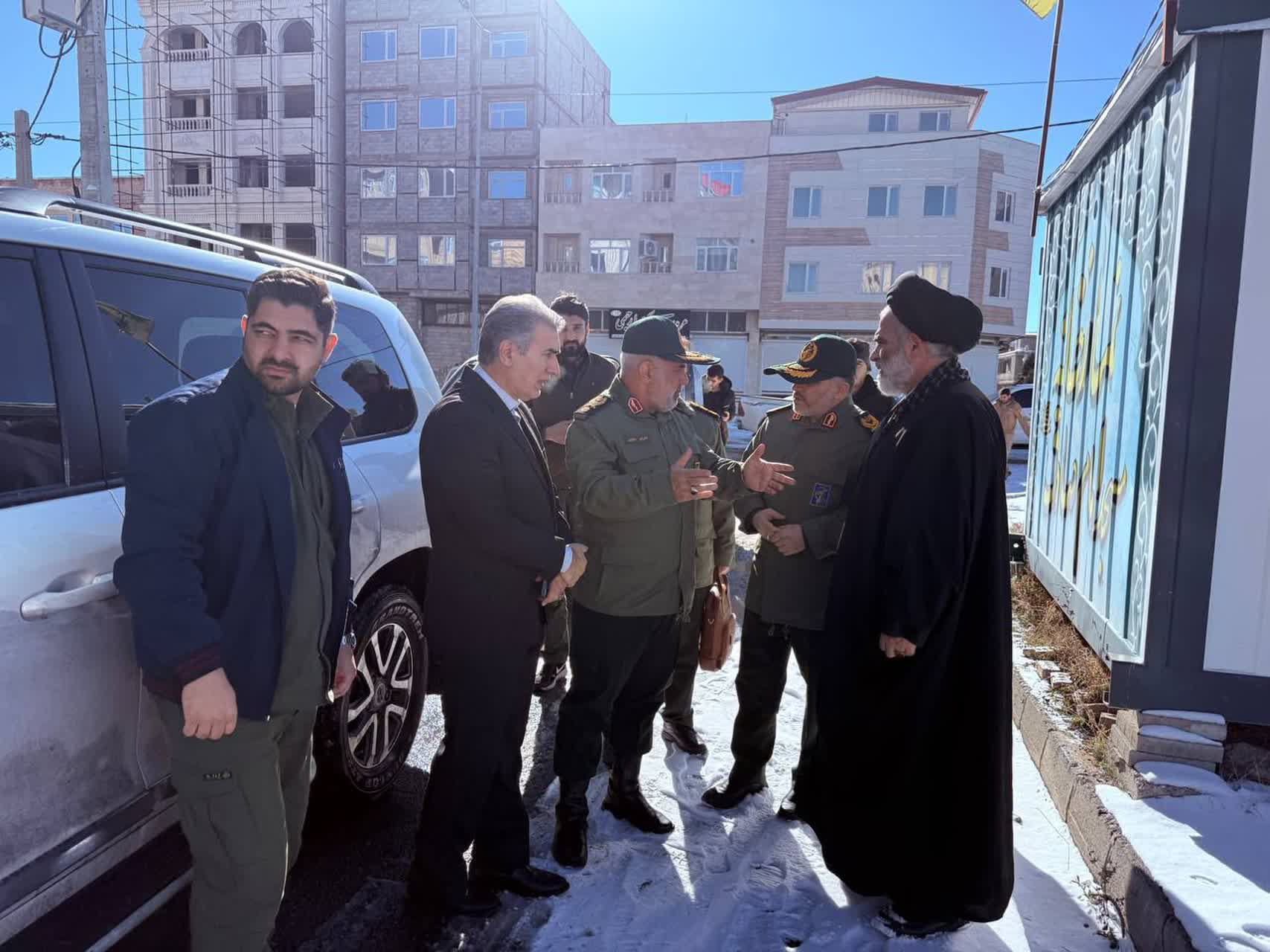 فرمانده قرارگاه حمزه سیدالشهدا(ع) به همراه فرماندار و امام جمعه شهرستان سلماس از پروژه در حال احداث مسجد امام صادق(ع) این شهرستان بازدید کرد.