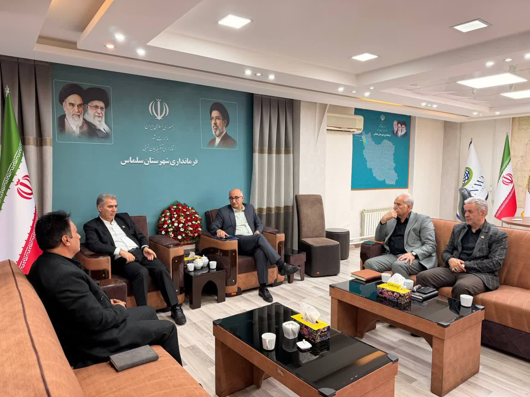 مدیرعامل شرکت گاز آذربایجان غربی با فرماندار شهرستان سلماس دیدار و درباره آخرین اقدامات، عملکرد و پروژههای در دست اجرای این شرکت در شهرستان گفتوگو کرد.