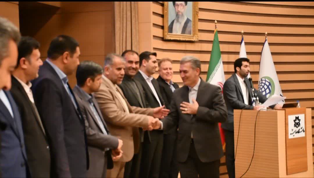 ✅️ تجلیل از فرماندار سلماس در جشنواره برگزیدگان پژوهش و فناوری استان آذربایجانغربی