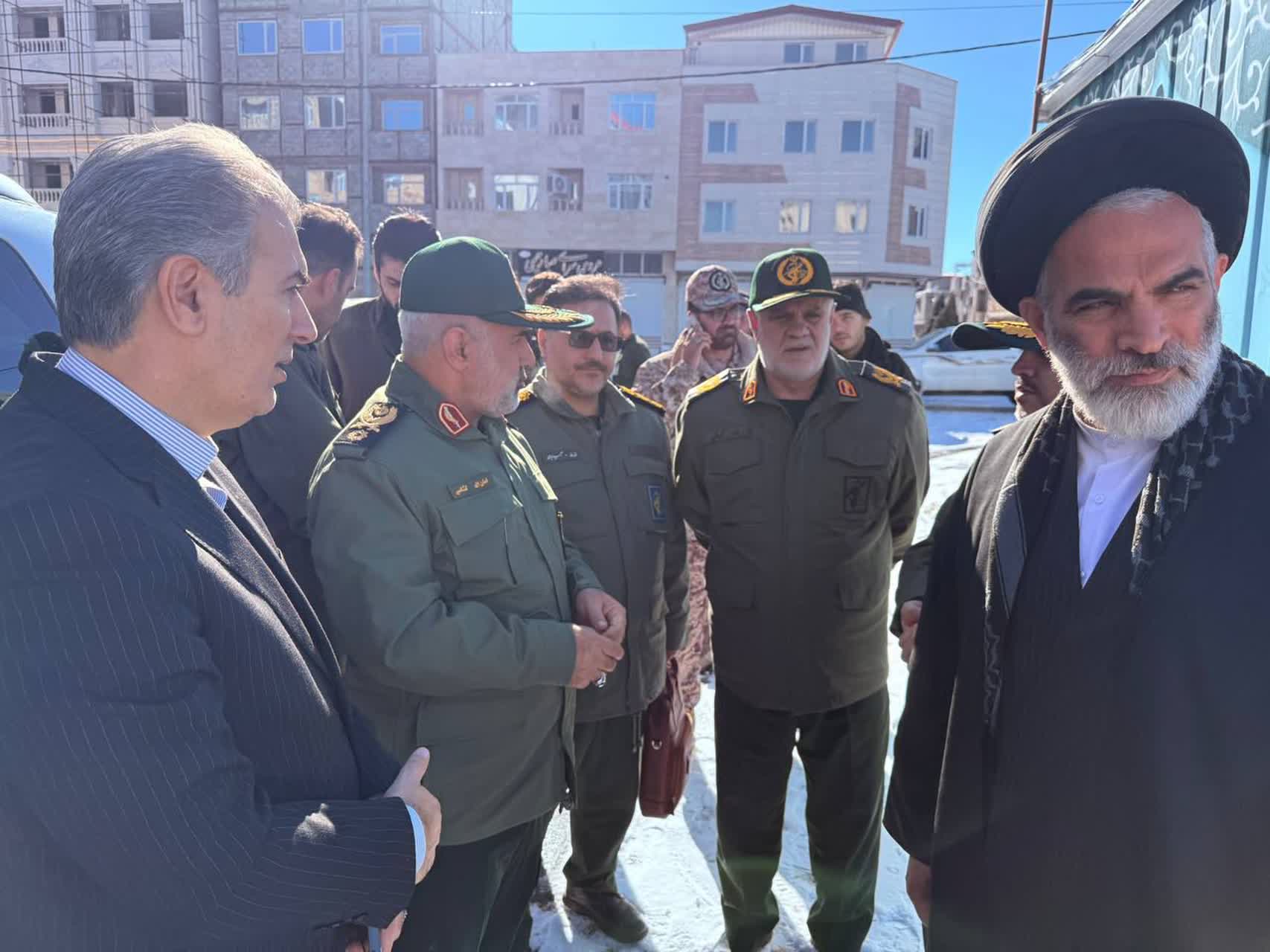 فرمانده قرارگاه حمزه سیدالشهدا(ع) به همراه فرماندار و امام جمعه شهرستان سلماس از پروژه در حال احداث مسجد امام صادق(ع) این شهرستان بازدید کرد.