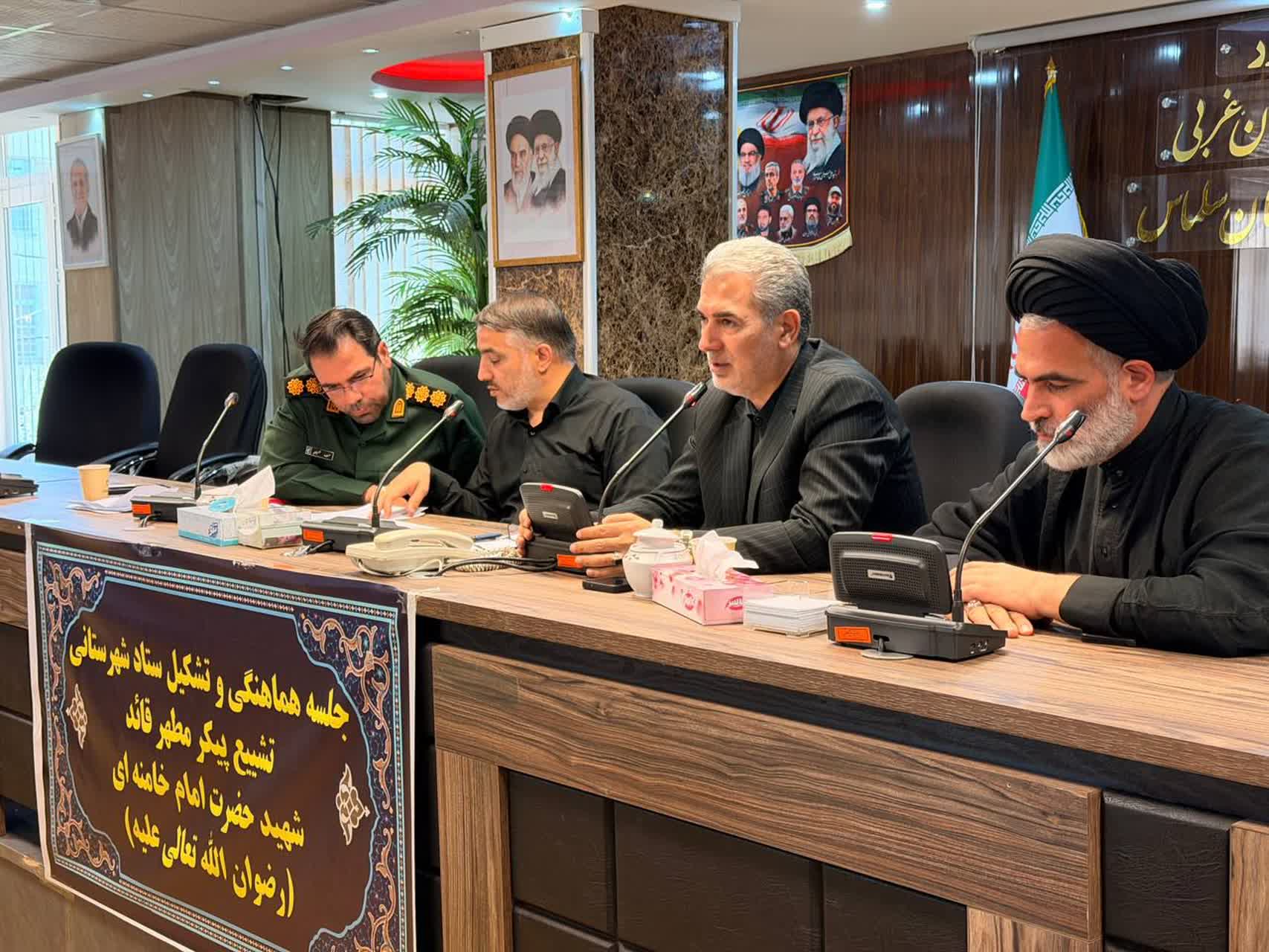 جلسه هماهنگی و تشکیل ستاد شهرستانی تشییع پیکر مطهر رهبر شهید انقلاب اسلامی به ریاست علی علائی فرماندار شهرستان سلماس و با حضور امام جمعه، فرمانده سپاه و اعضای ستاد در محل فرمانداری برگزار شد.