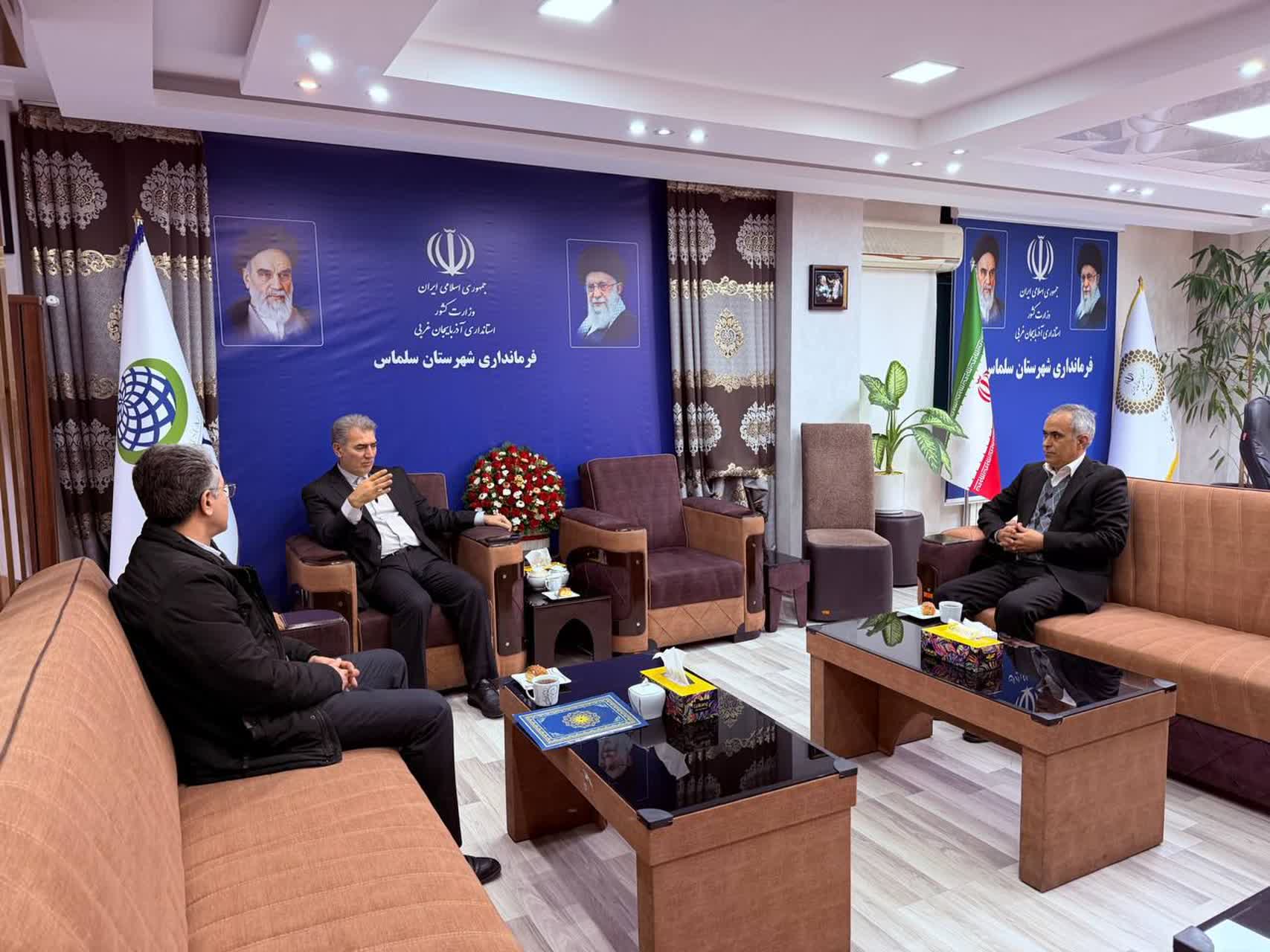 آیین تحویل اسناد رسمی ساختمان دانشگاه پیام نور شهرستان سلماس با حضور فرماندار، رئیس اداره ثبت اسناد و املاک و رییس دانشگاه پیام نور شهرستان برگزار شد و به این ترتیب یکی از مهم‌ترین موانع حقوقی این پرو