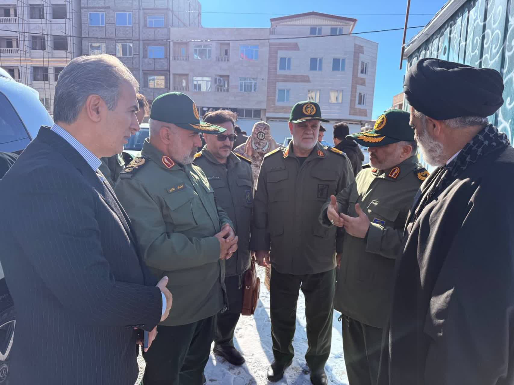 فرمانده قرارگاه حمزه سیدالشهدا(ع) به همراه فرماندار و امام جمعه شهرستان سلماس از پروژه در حال احداث مسجد امام صادق(ع) این شهرستان بازدید کرد.