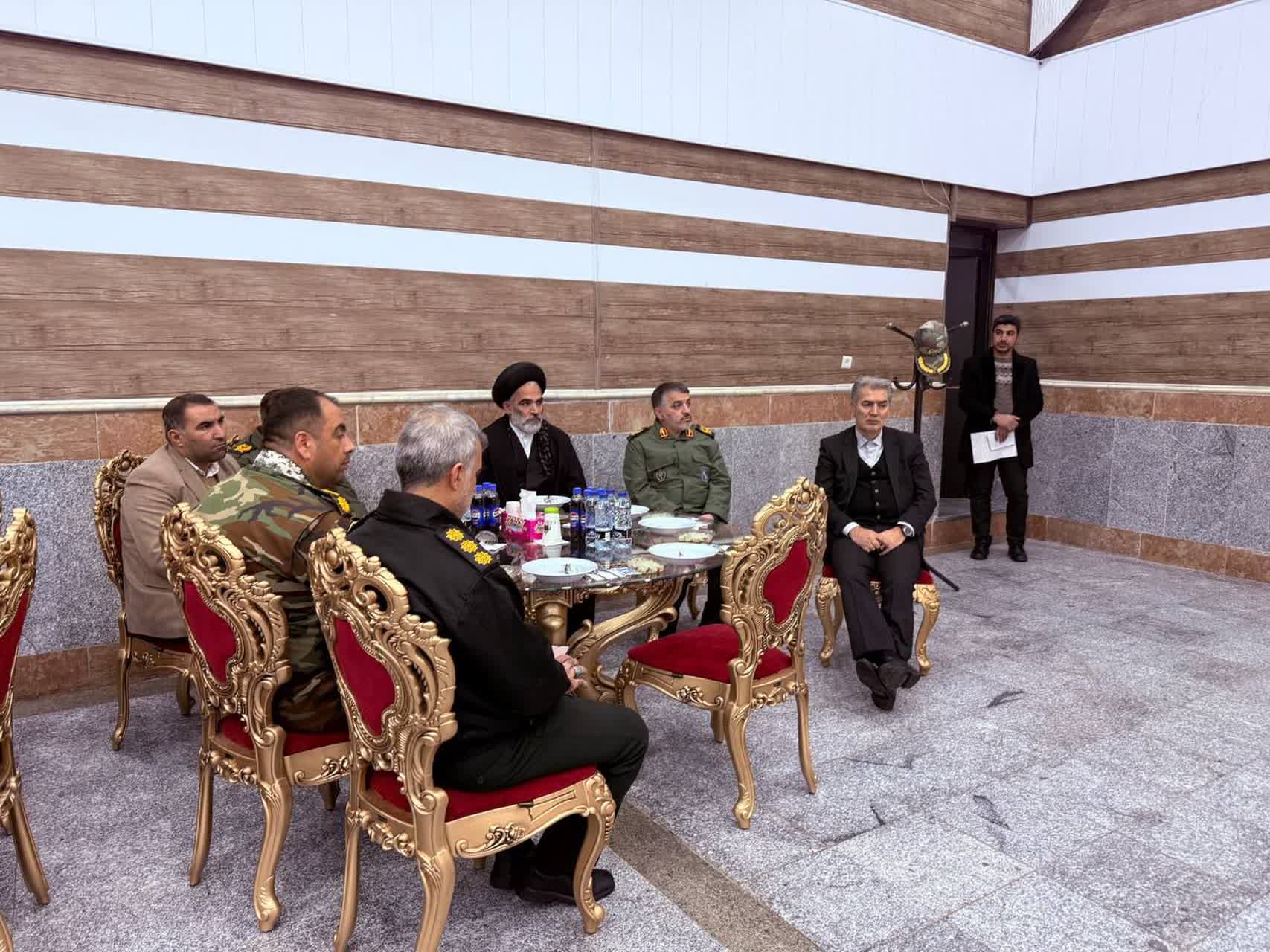 مراسم گرامیداشت روز پدر و تجلیل از پدران معزز شهدا با حضور فرمانده قرارگاه حمزه سیدالشهدا(ع)، فرماندار و امام جمعه شهرستان سلماس برگزار شد.