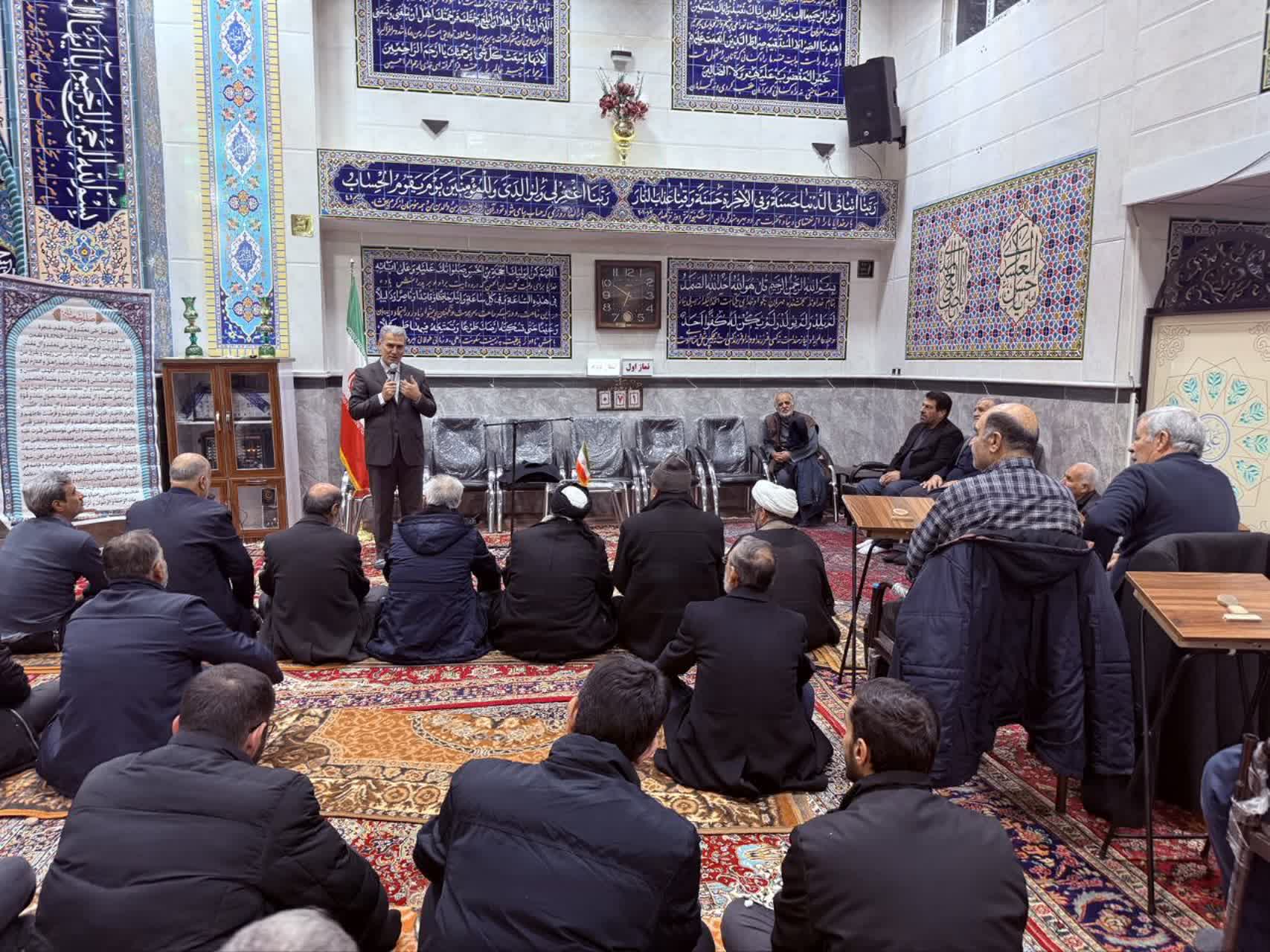 🔹️فرماندار سلماس در مراسم نماز جماعت مسجد حضرت علی‌اصغر (ع) حاضر شد و با ایراد سخنرانی، از بسیجیان پایگاه شهید شجاعی تجلیل کرد