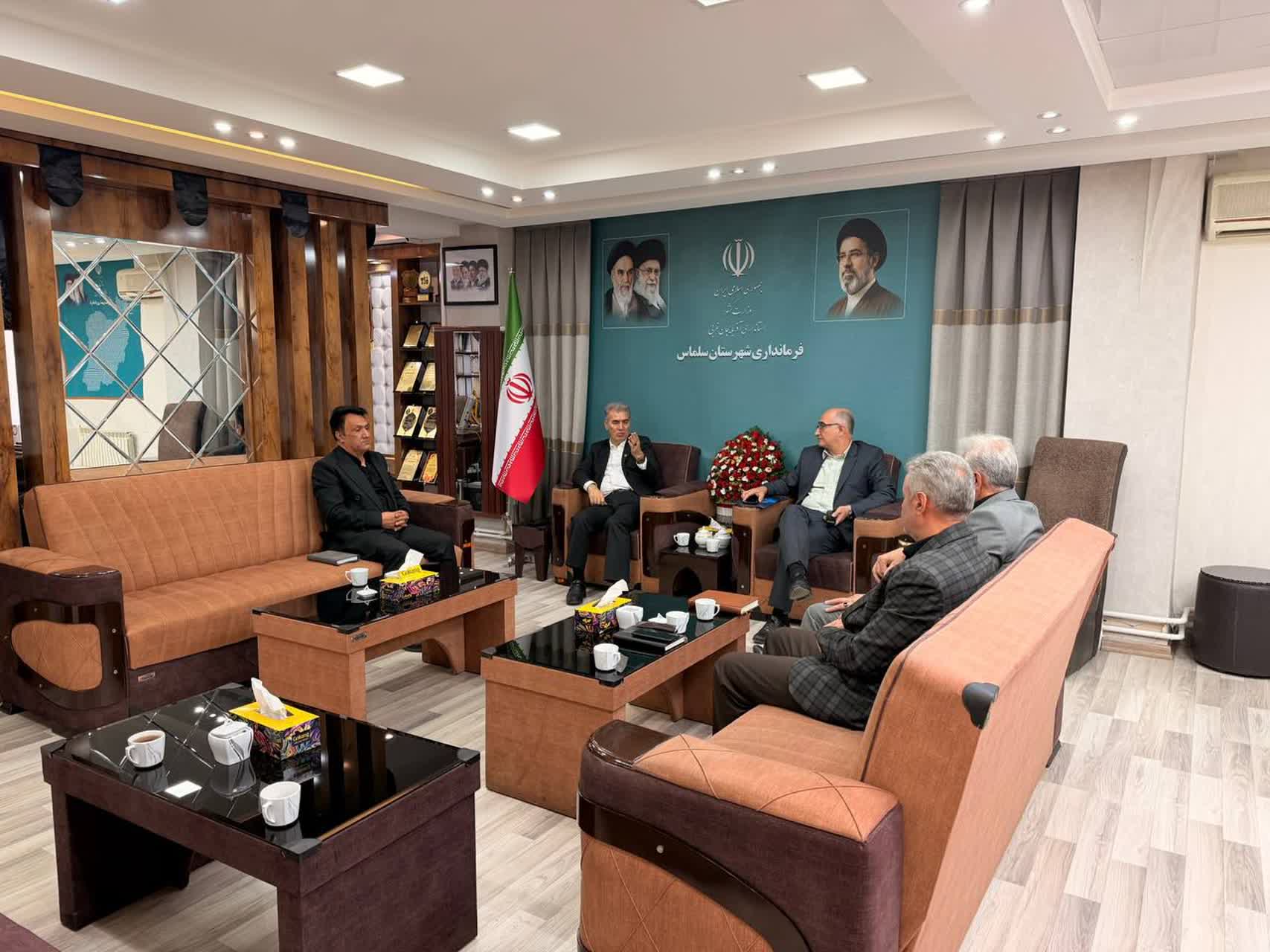 مدیرعامل شرکت گاز آذربایجان غربی با فرماندار شهرستان سلماس دیدار و درباره آخرین اقدامات، عملکرد و پروژههای در دست اجرای این شرکت در شهرستان گفتوگو کرد.