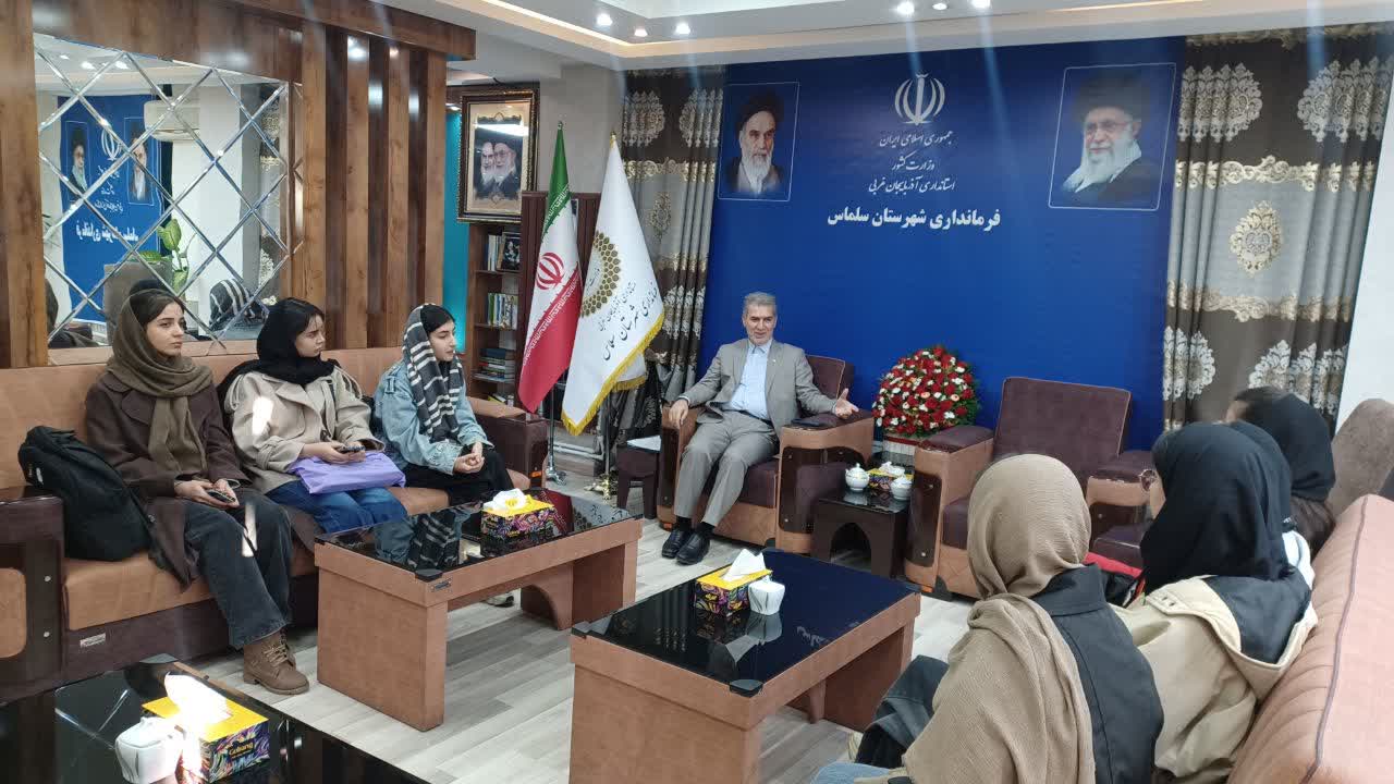 🔹 دیدار نوجوانان عضو کتابخانه عمومی با فرماندار سلماس
