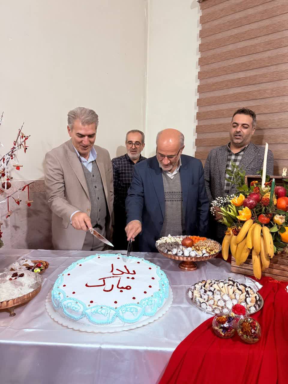 همنشینی یلدایی دانشآموزان ابوذر و آغاز توزیع 2000 بسته یلدایی در سلماس