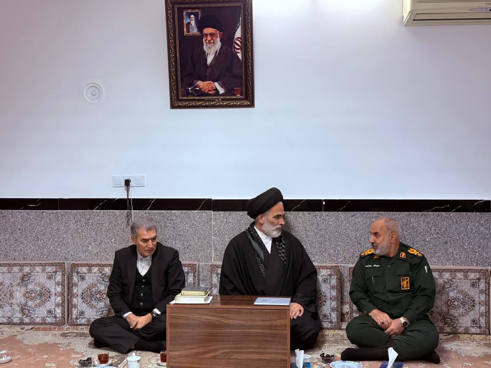 سردار سرتیپ گشتاسبی فرمانده قرارگاه حمزه سیدالشهدا(ع) با استقبال فرماندار، امام جمعه و اعضای شورای تأمین شهرستان وارد سلماس شد.