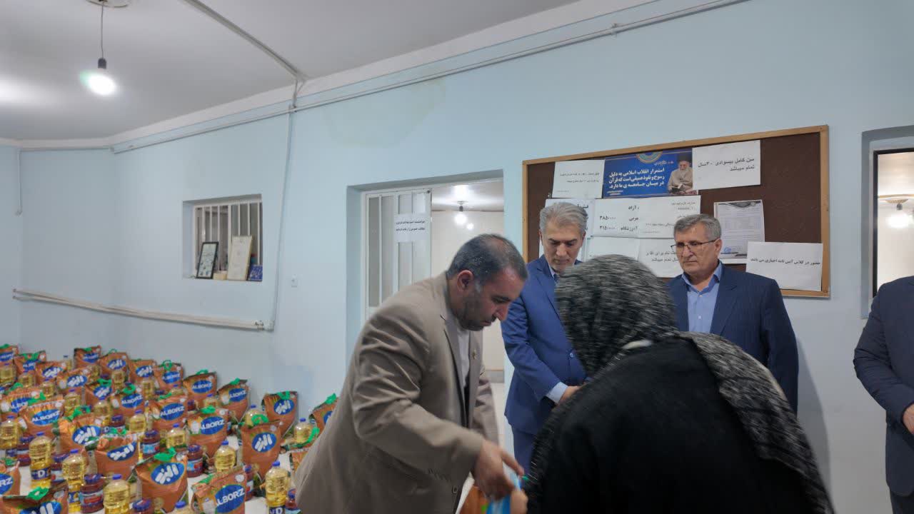 ✳️ توزیع بستههای معیشتی میان خانوادههای زندانیان در سلماس