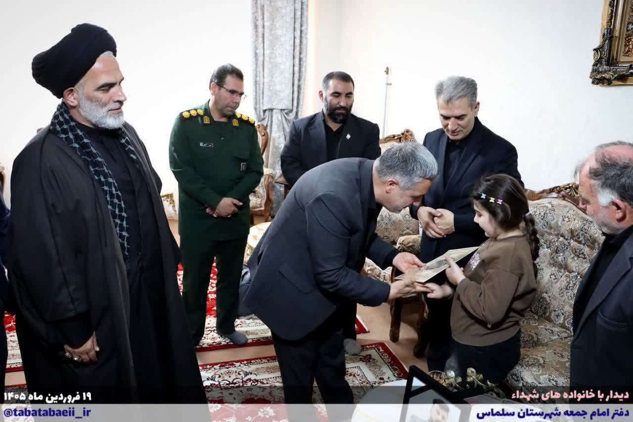 حضور امام جمعه سلماس ، مدیرکل ستاد اجرایی فرمان امام خمینی(ره) استان آذربایجان غربی ،علائی فرماندار و جمعی از مسئولین در منزل سردار سرتیپ پاسدار شهیدان حمید مخصوصی و مکرم عظیمی کنگرلویی.