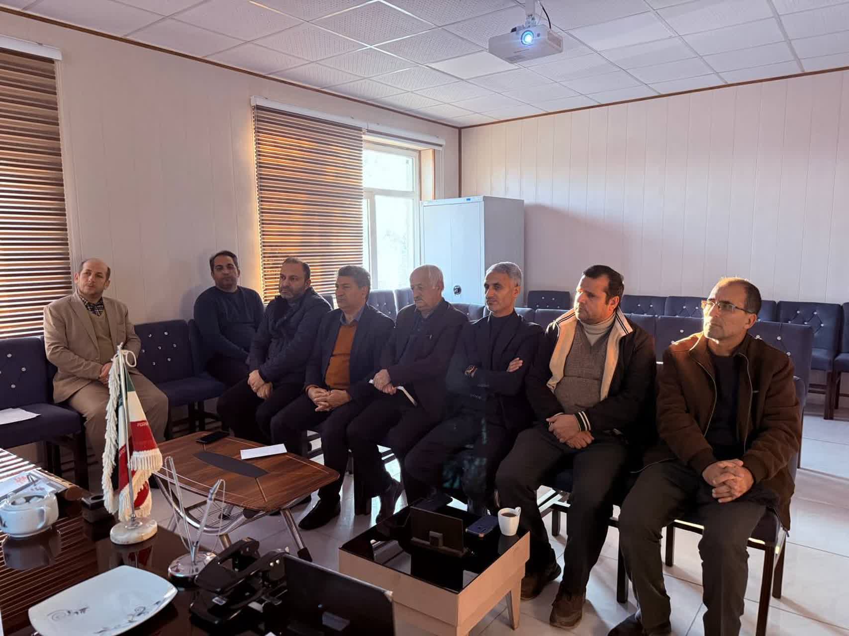 جلسه ارزش‌گذاری دفترچه‌های مالیاتی با حضور فرماندار شهرستان سلماس، رئیس اداره امور مالیاتی، نمایندگان بخشداری‌ها، شوراهای اسلامی شهر سلماس و تازه‌شهر، نماینده جهاد کشاورزی و نماینده اداره راه و شهرساز