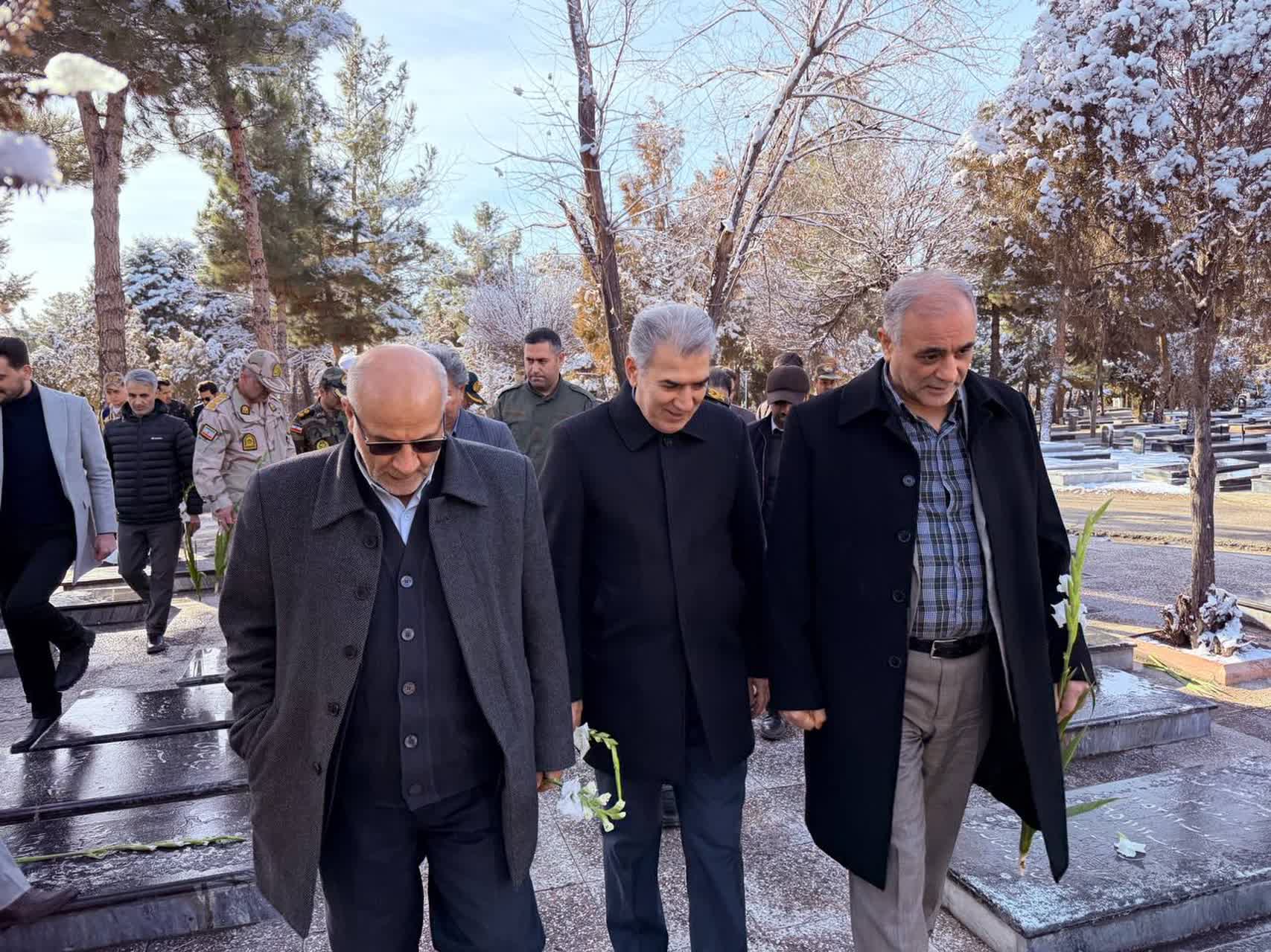 🇮🇷چهل و هفتمین فجر پیروزی🇮🇷  🔹آیین عطر‌افشانی و غبارروبی مزار مطهر شهدا به مناسبت گرامیداشت دهه مبارک فجر با حضور معاون امنیتی استاندار آذربایجان غربی،فرماندار، اعضای شورای تأمین و جمعی از مدیران