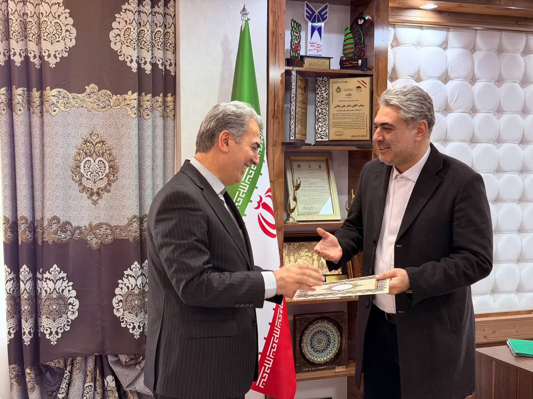 به‌پاس عملکرد شایسته در تولید، تهیه و پخش رویدادهای مختلف شهرستانی از قاب رسانه ملی و کسب رتبه برتر استانی، فرماندار شهرستان سلماس از مسئول دفتر نمایندگی صدا و سیما و خبرنگار رسانه ملی در این شهرستان