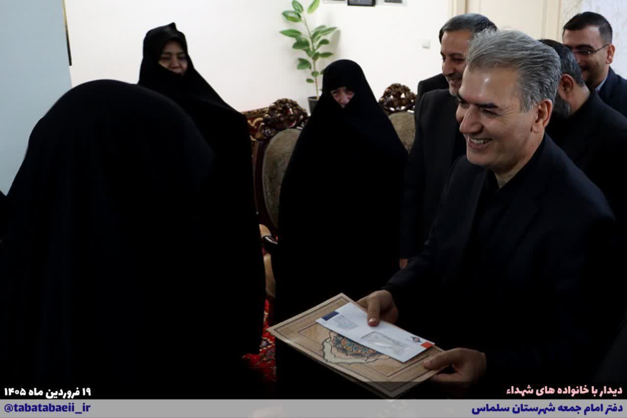 حضور امام جمعه سلماس ، مدیرکل ستاد اجرایی فرمان امام خمینی(ره) استان آذربایجان غربی ، فرماندار و جمعی از مسئولین در منزل سردار شهید رضا راعی .